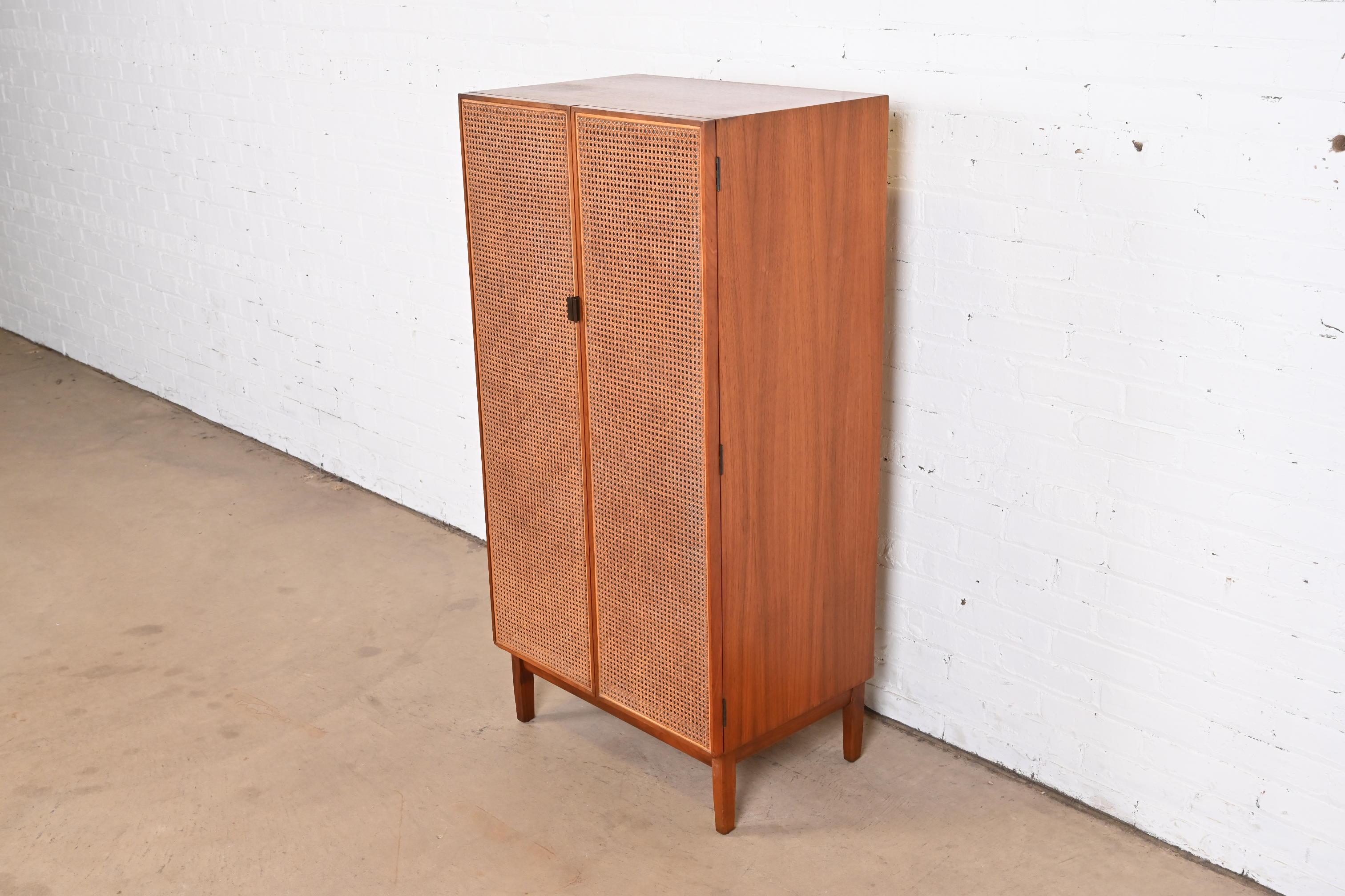 A gorgeous Mid-Century Modern ten-drawer dresser or chest of drawers

By Kipp Stewart for Calvin Furniture

USA, 1960s

Walnut, with cane door fronts.

Measures: 25.13