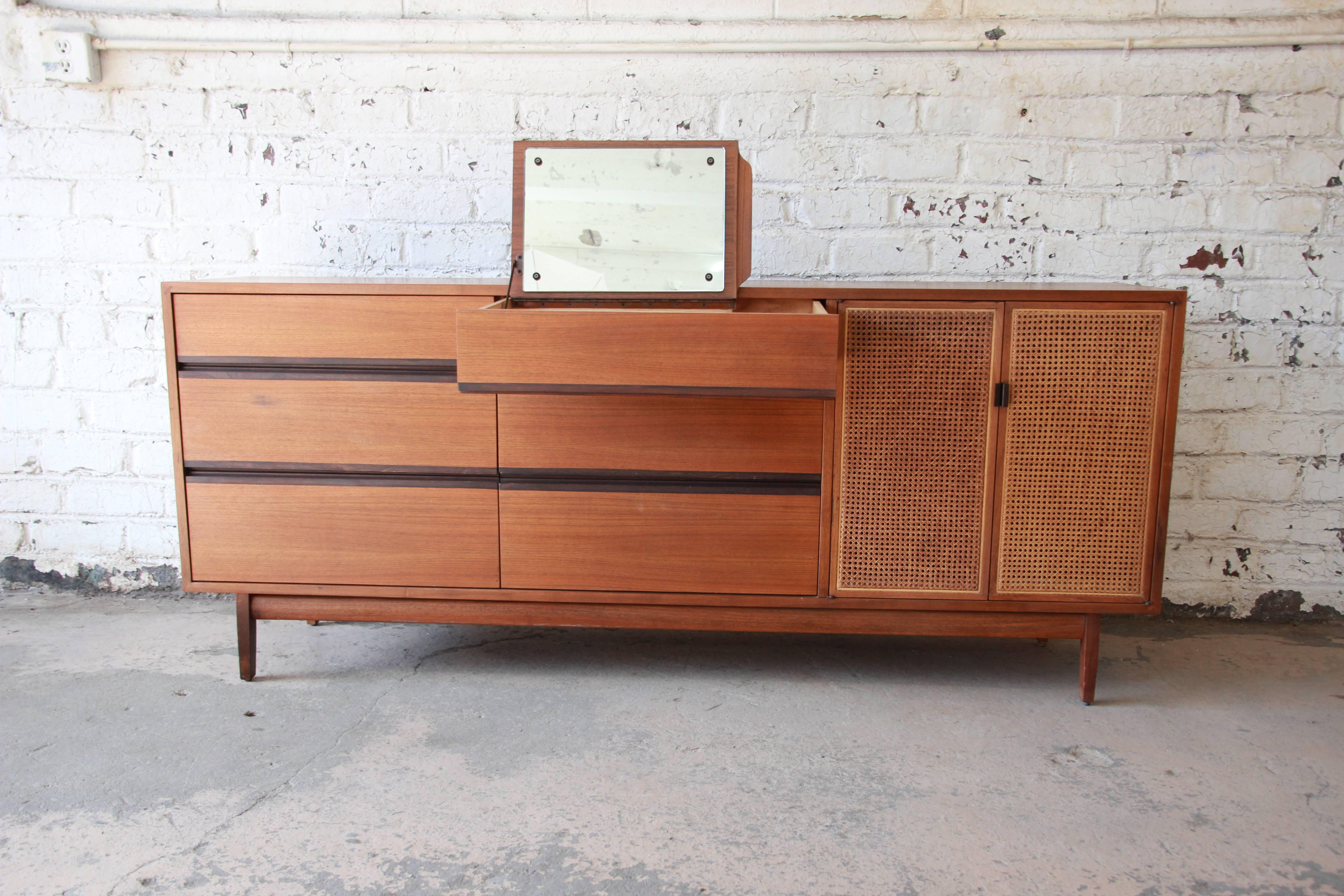 Magnifique commode ou crédence en noyer et rotin:: de style moderne du milieu du siècle:: conçue par Kipp Stewart pour sa ligne American Design Foundation pour Calvin Furniture:: vers les années 1950. La commode présente un magnifique grain de bois