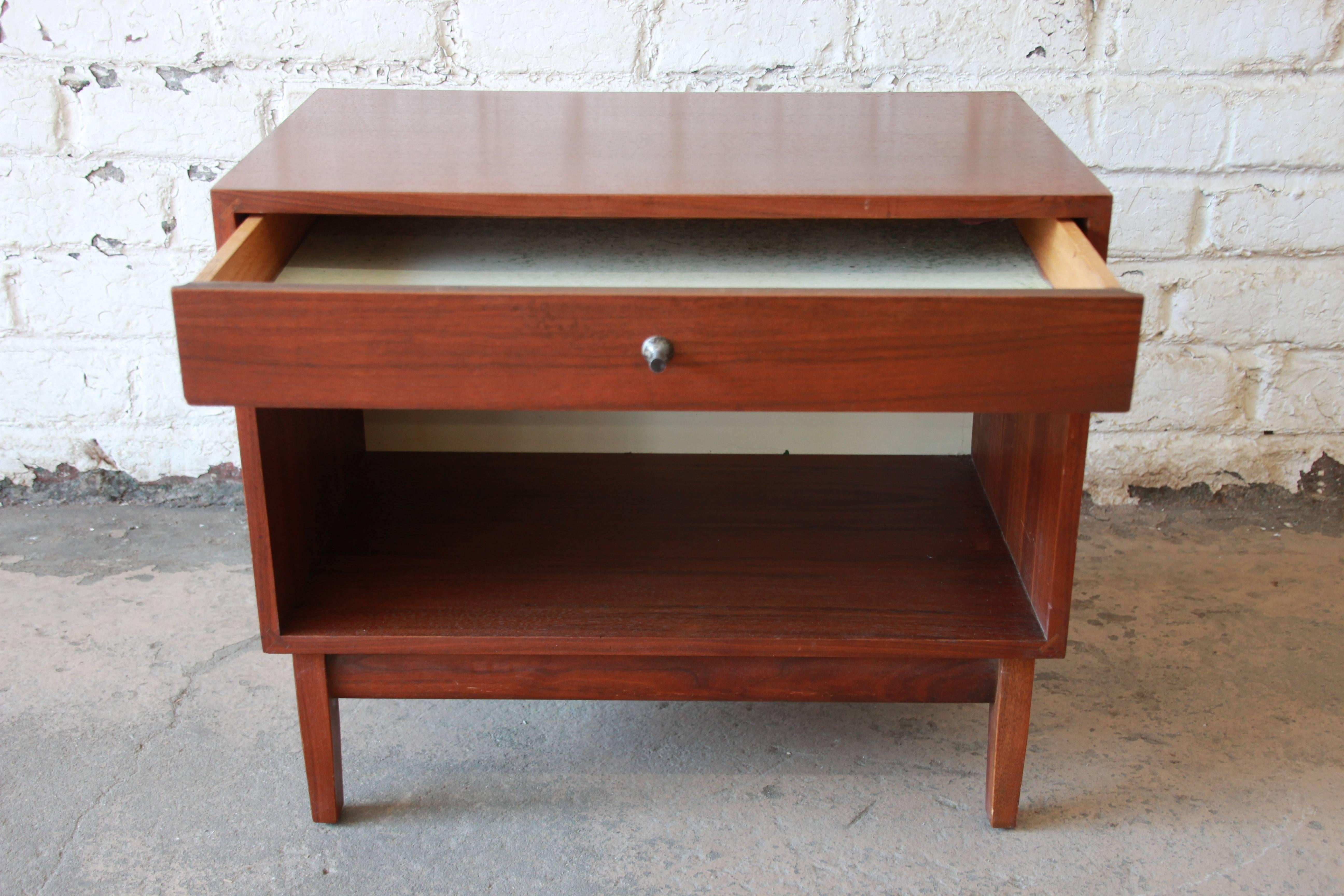 Kipp Stewart for Calvin Mid-Century Modern Walnut Nightstand, 1950s In Good Condition In South Bend, IN