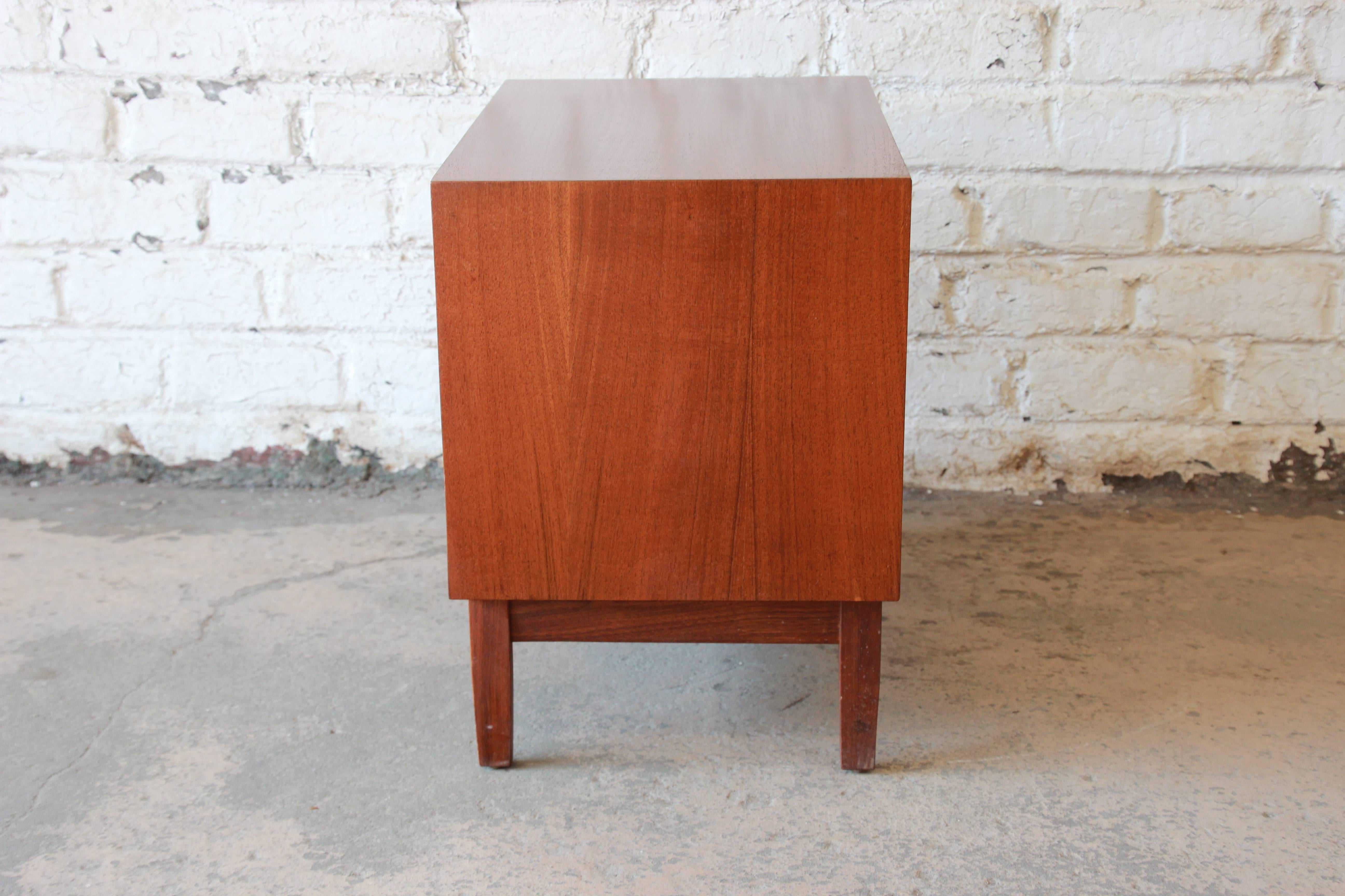 Kipp Stewart for Calvin Mid-Century Modern Walnut Nightstand, 1950s 2