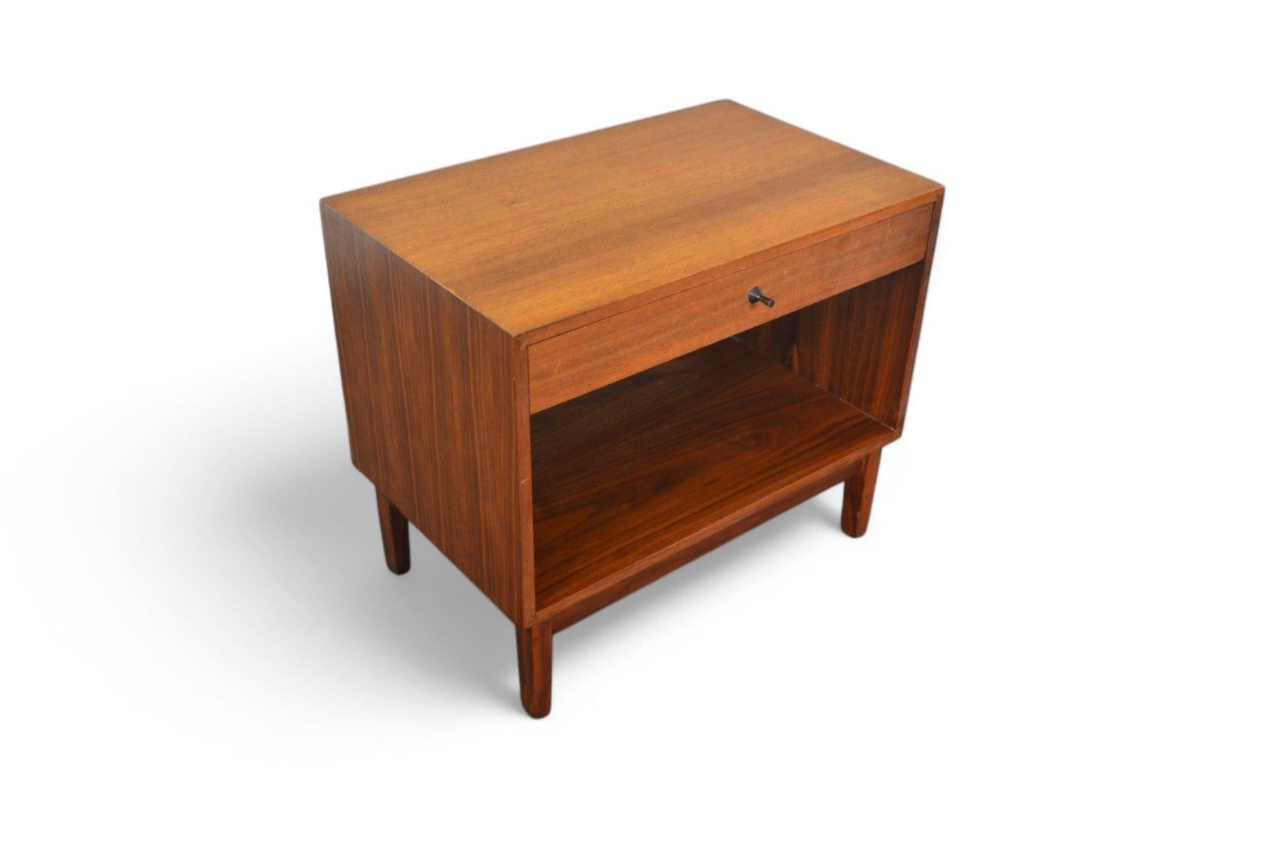 Kipp Stewart para Calvin Mesilla de noche de un cajón en nogal siglo XX en venta