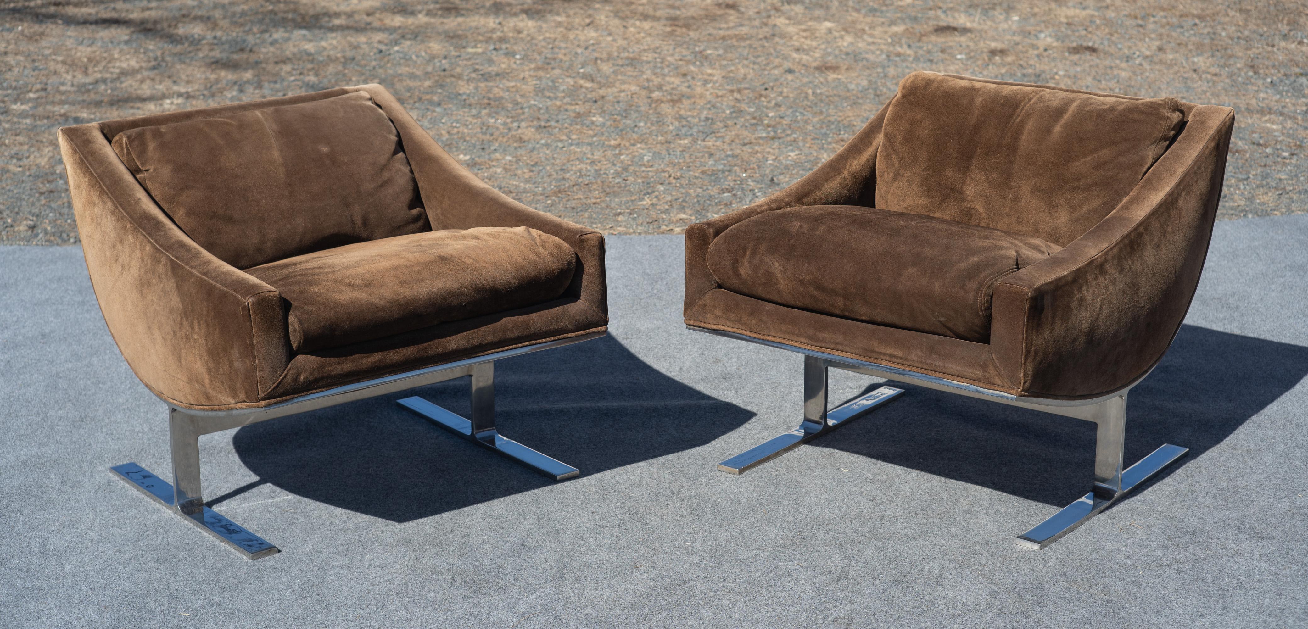 Kipp Stewart pour les chaises longues 'Arc' de Directional en daim Brown et acier chromé Bon état - En vente à Philadelphia, PA