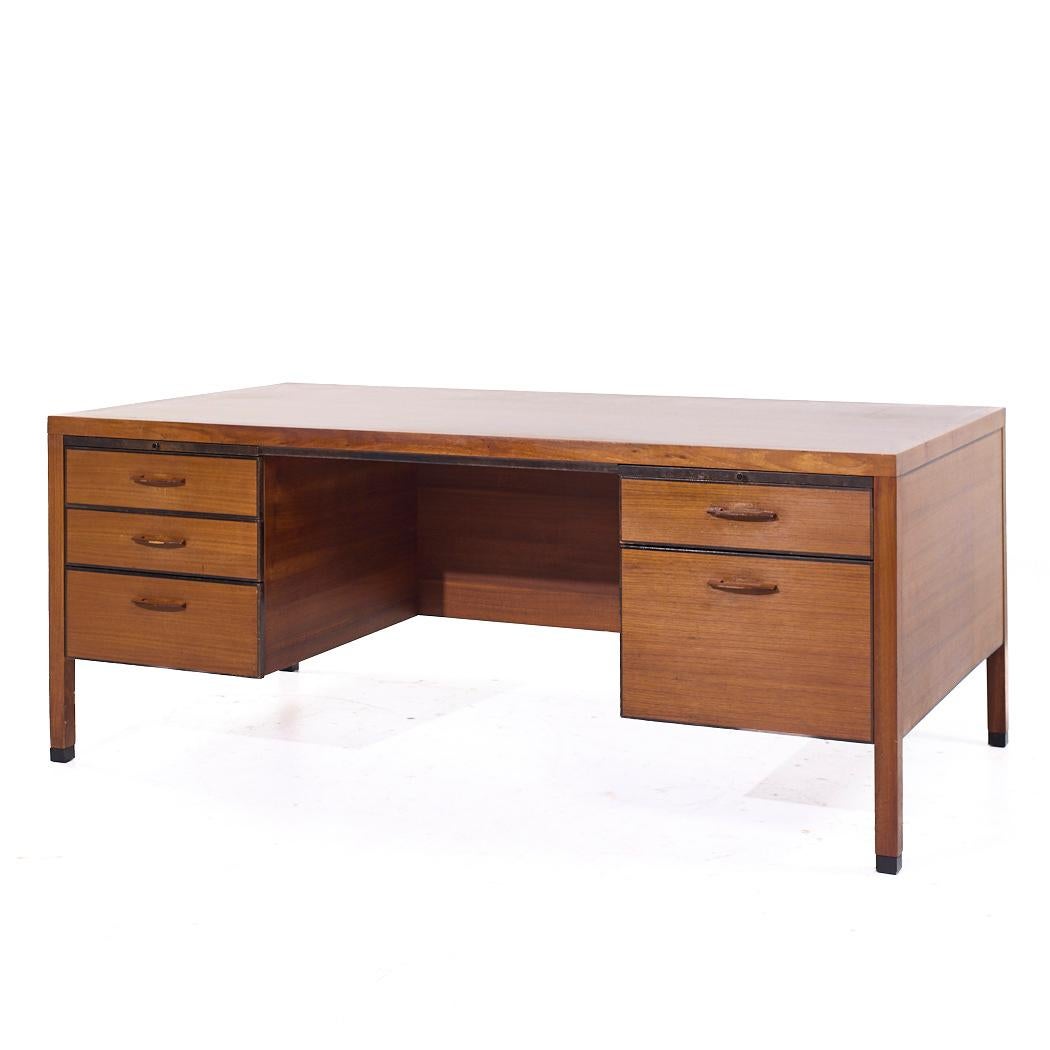 Mid-Century moderno Kipp Stewart per Directional by Calvin, scrivania direzionale in noce del Medioevo in vendita