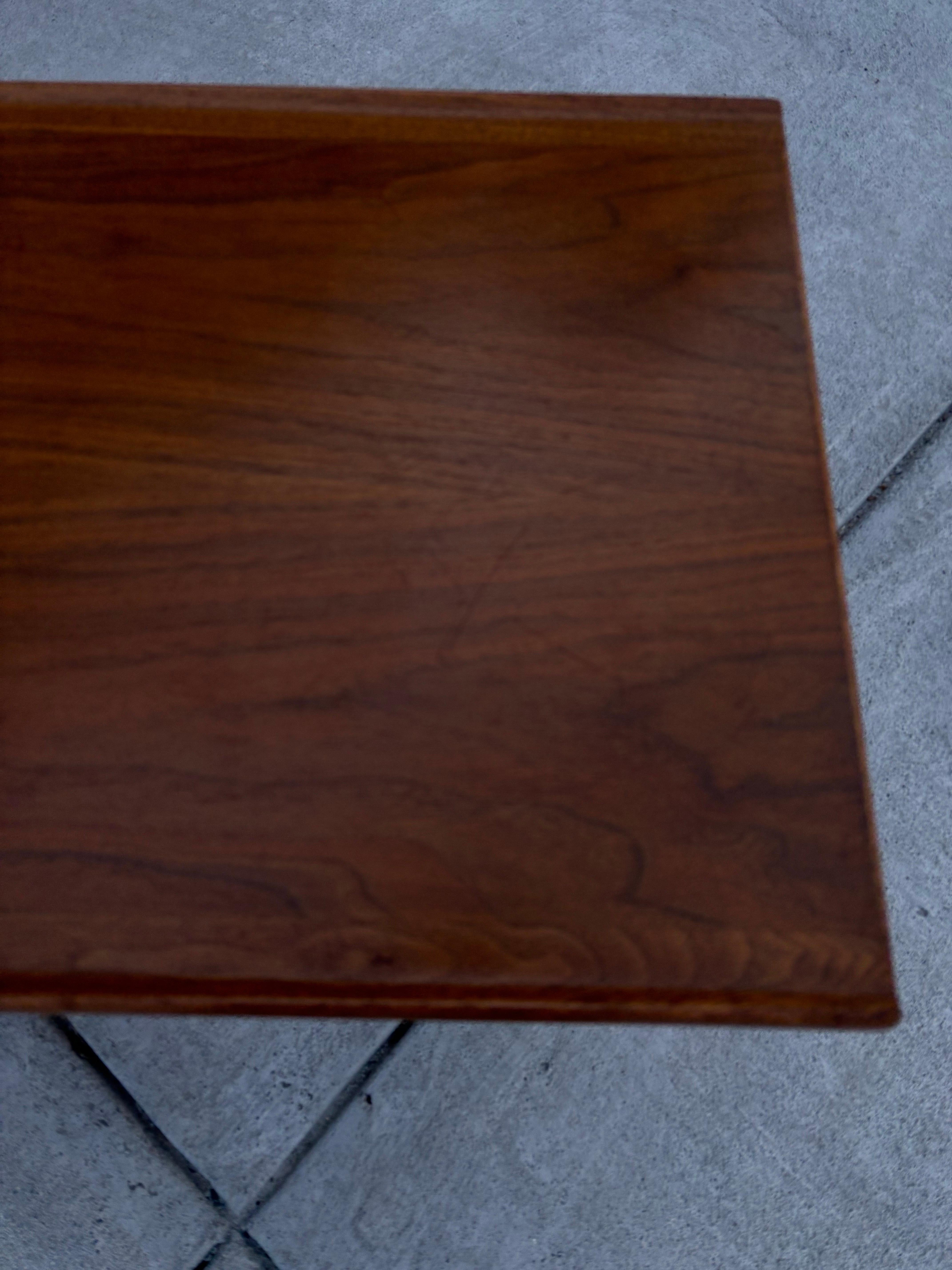 Table basse/banc en noyer Kipp Stewart for Drexel 