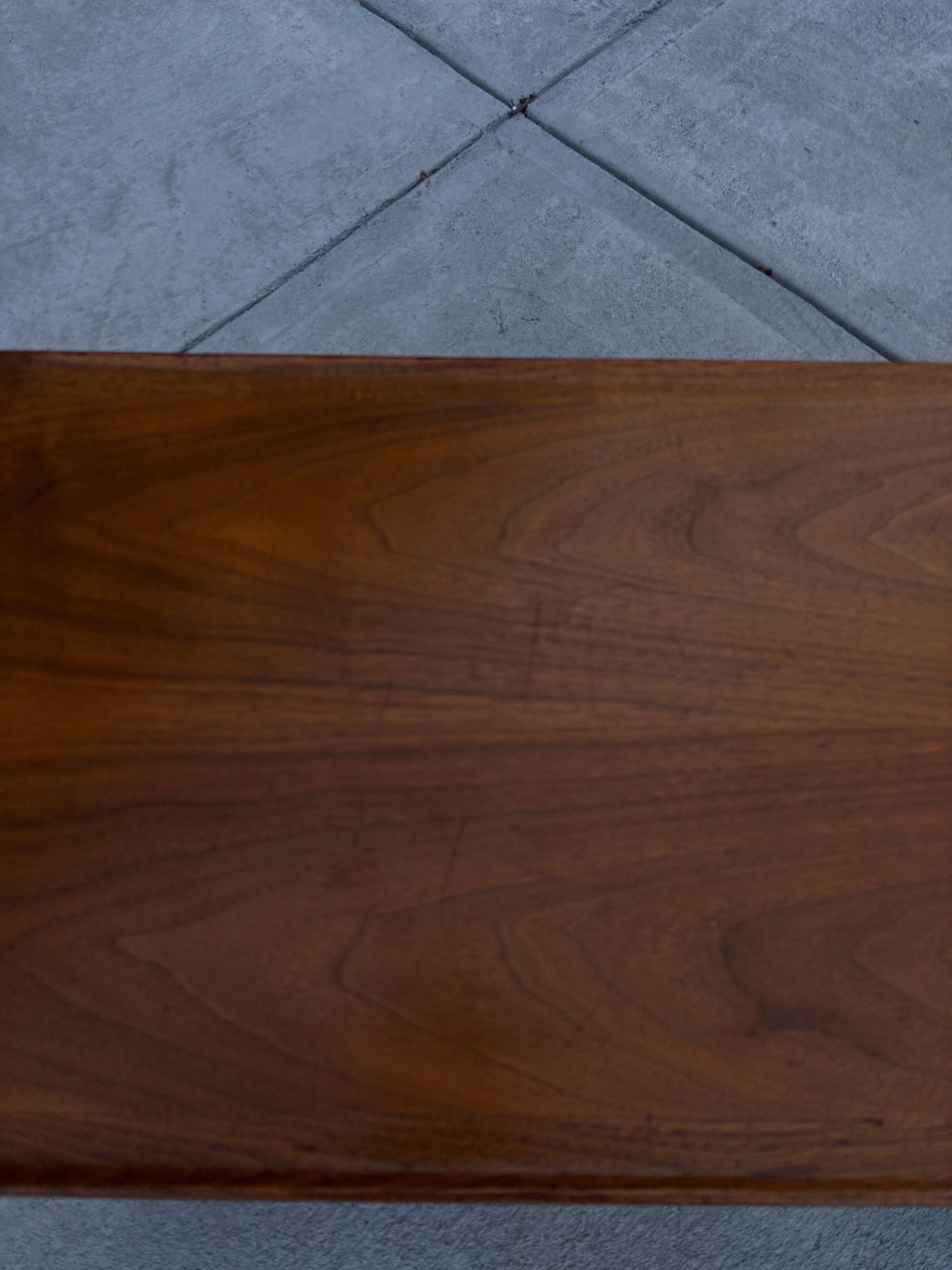 Table basse/banc en noyer Kipp Stewart for Drexel 