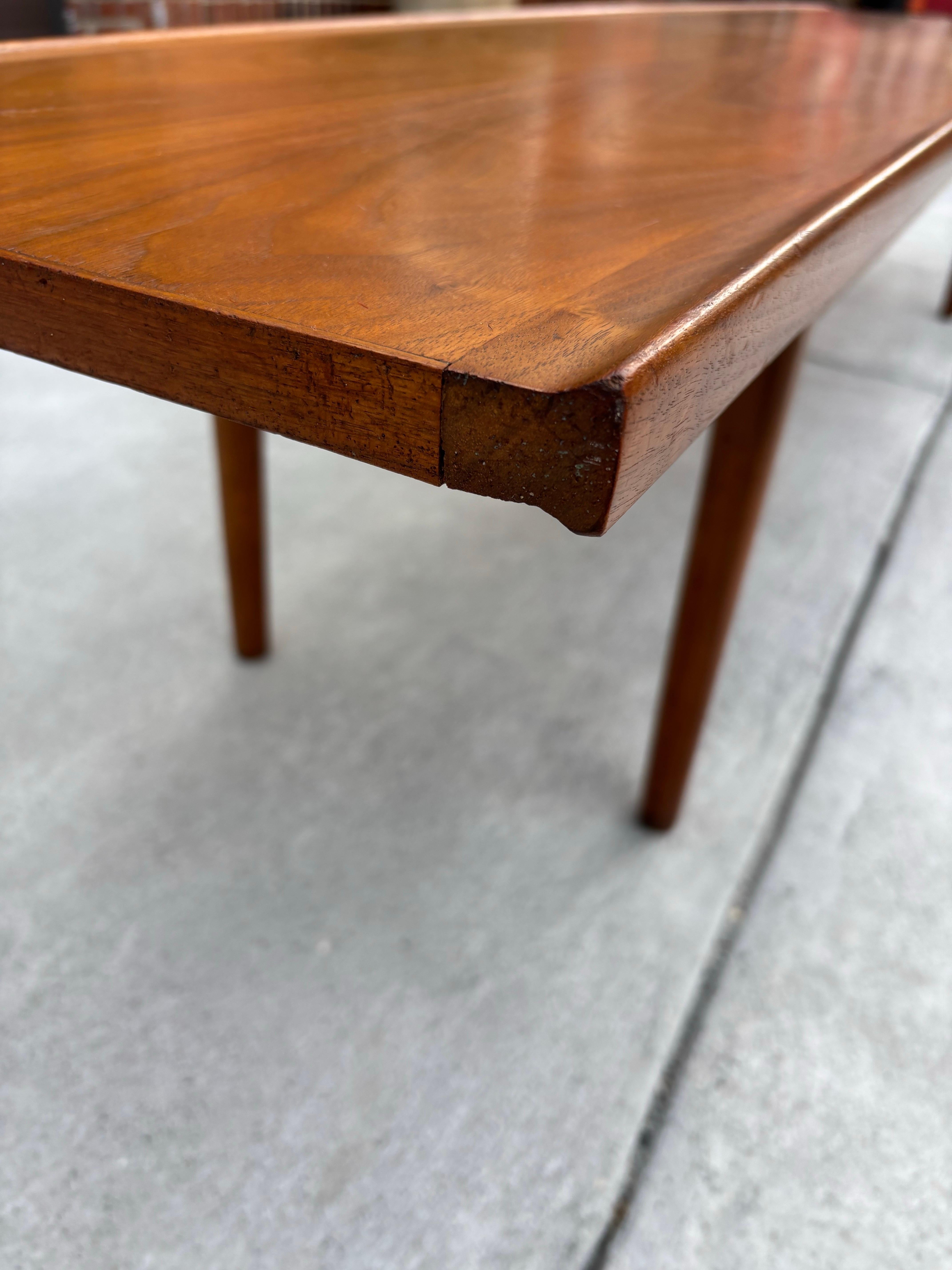 Kipp Stewart pour Drexel Table basse en noyer de 75