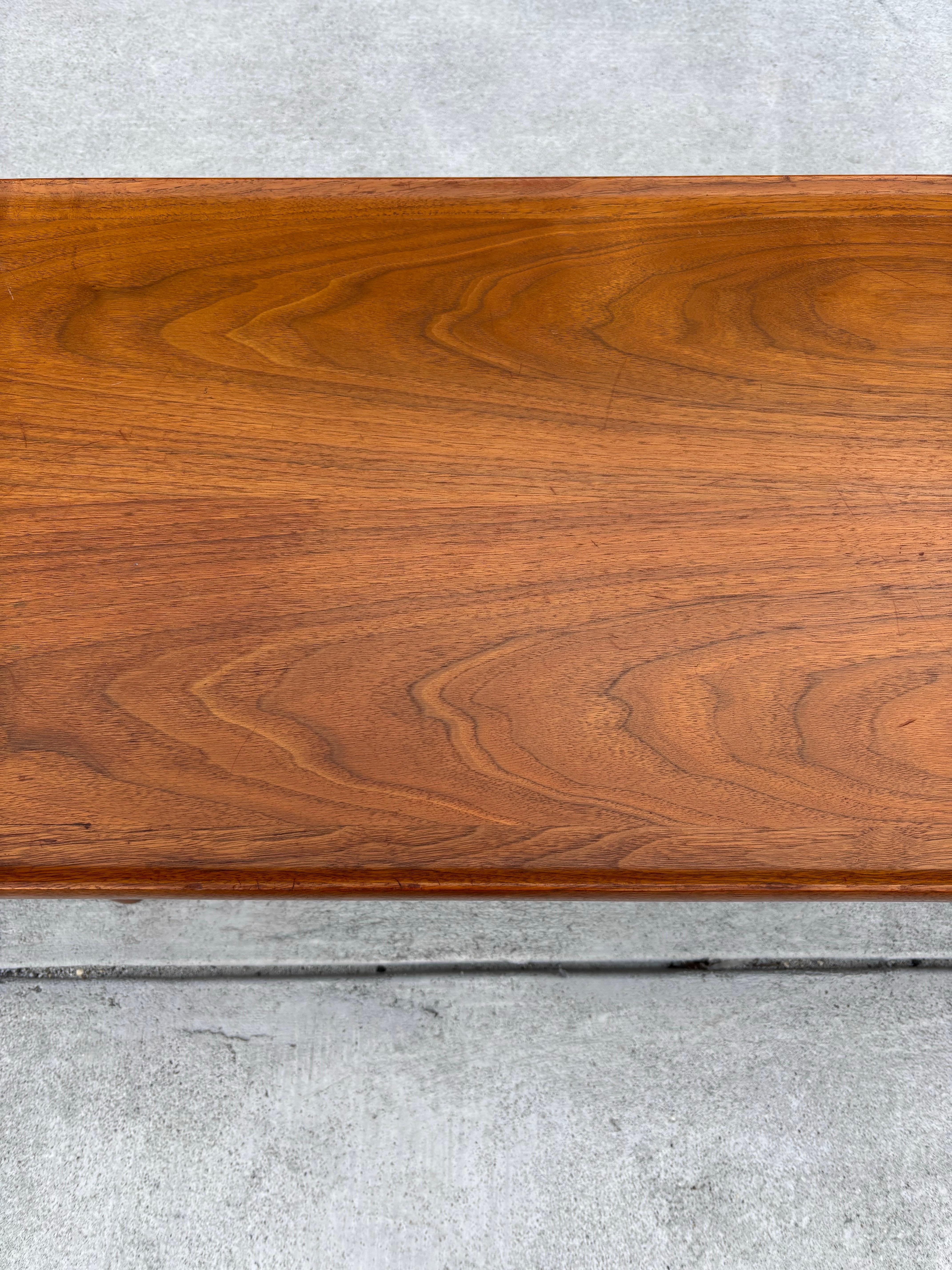 Mid-Century Modern Table basse/banc en noyer Kipp Stewart for Drexel 
