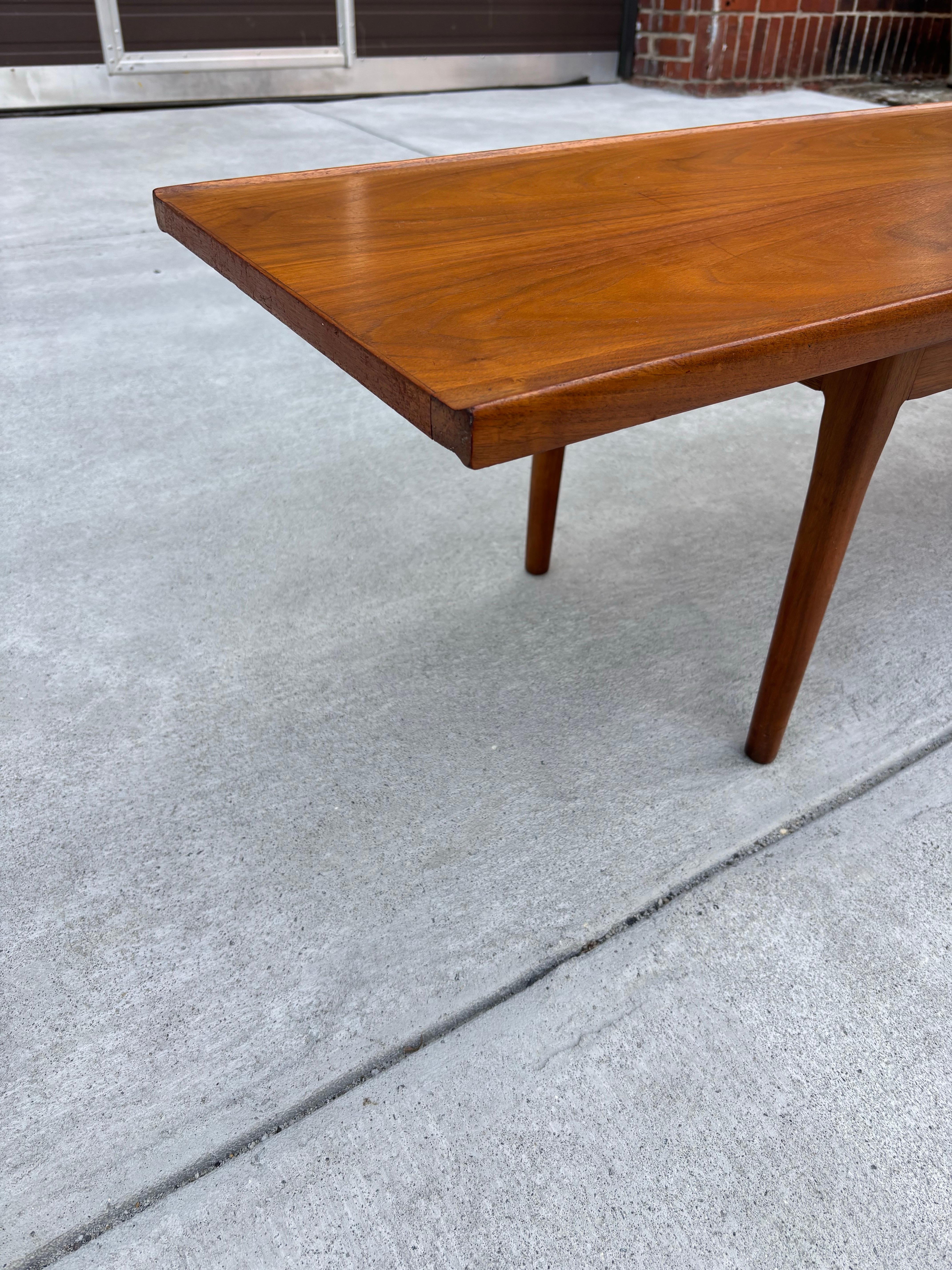 Américain Table basse/banc en noyer Kipp Stewart for Drexel 