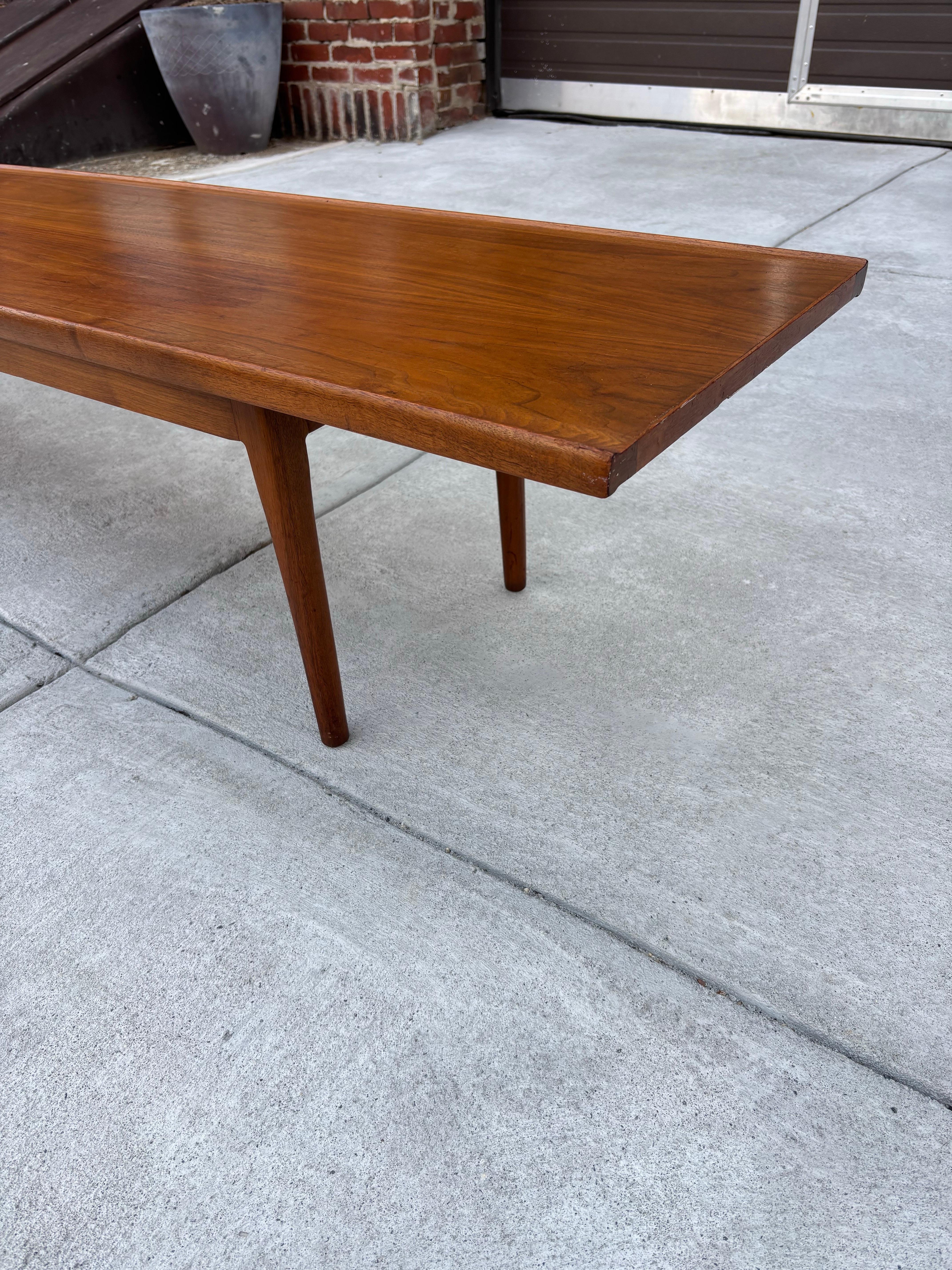 Table basse/banc en noyer Kipp Stewart for Drexel 