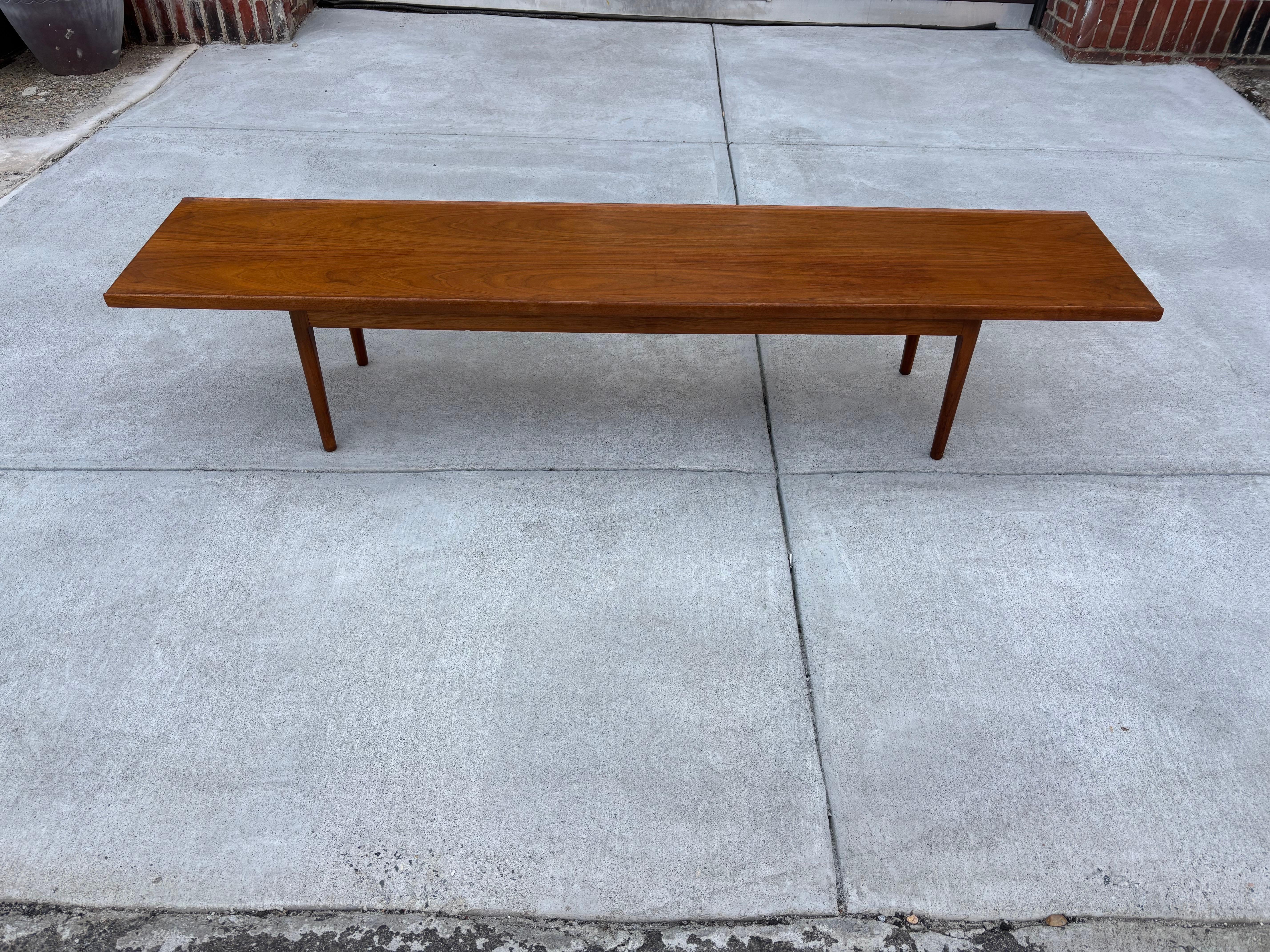 Milieu du XXe siècle Table basse/banc en noyer Kipp Stewart for Drexel 