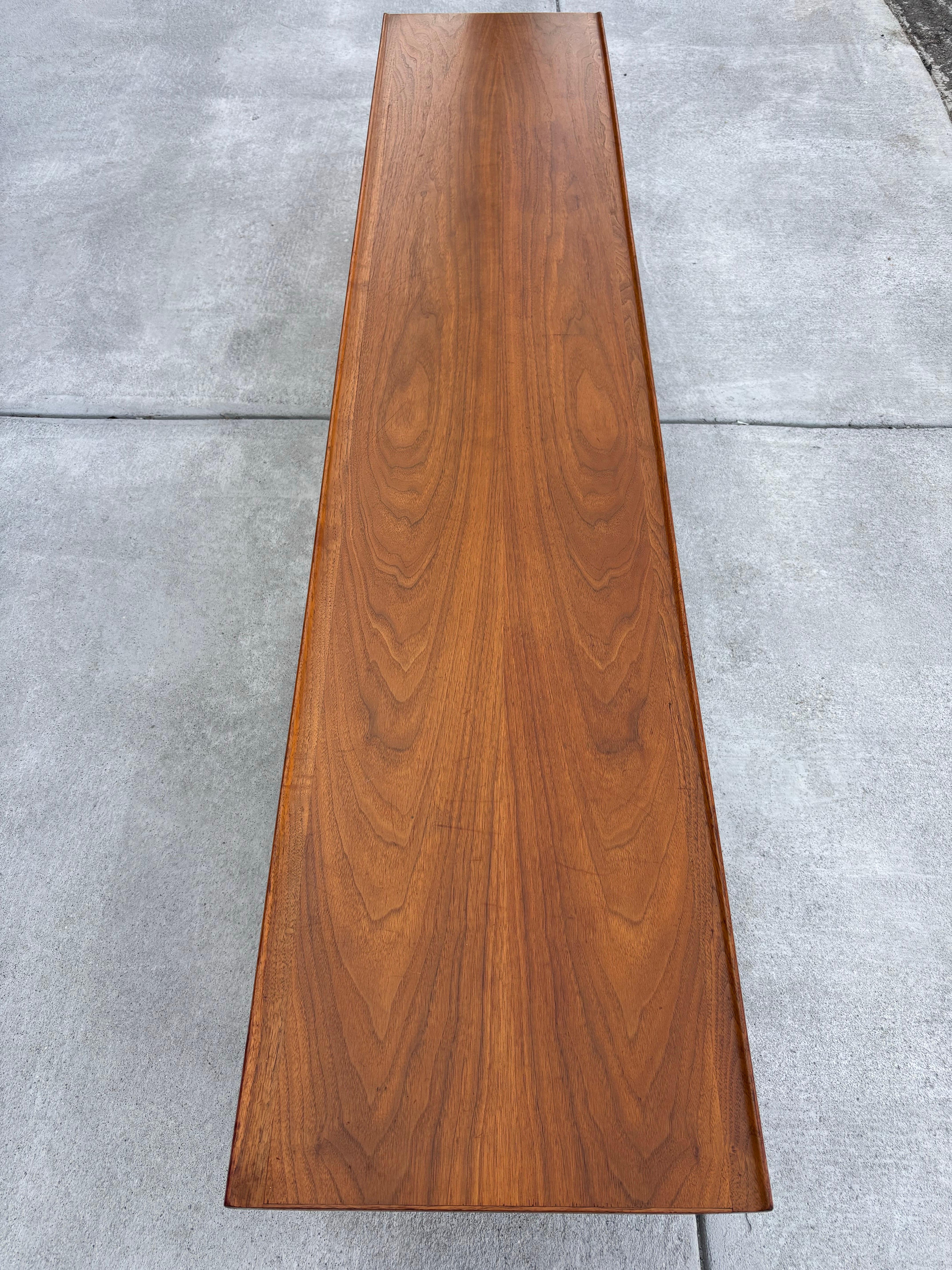 Table basse/banc en noyer Kipp Stewart for Drexel 