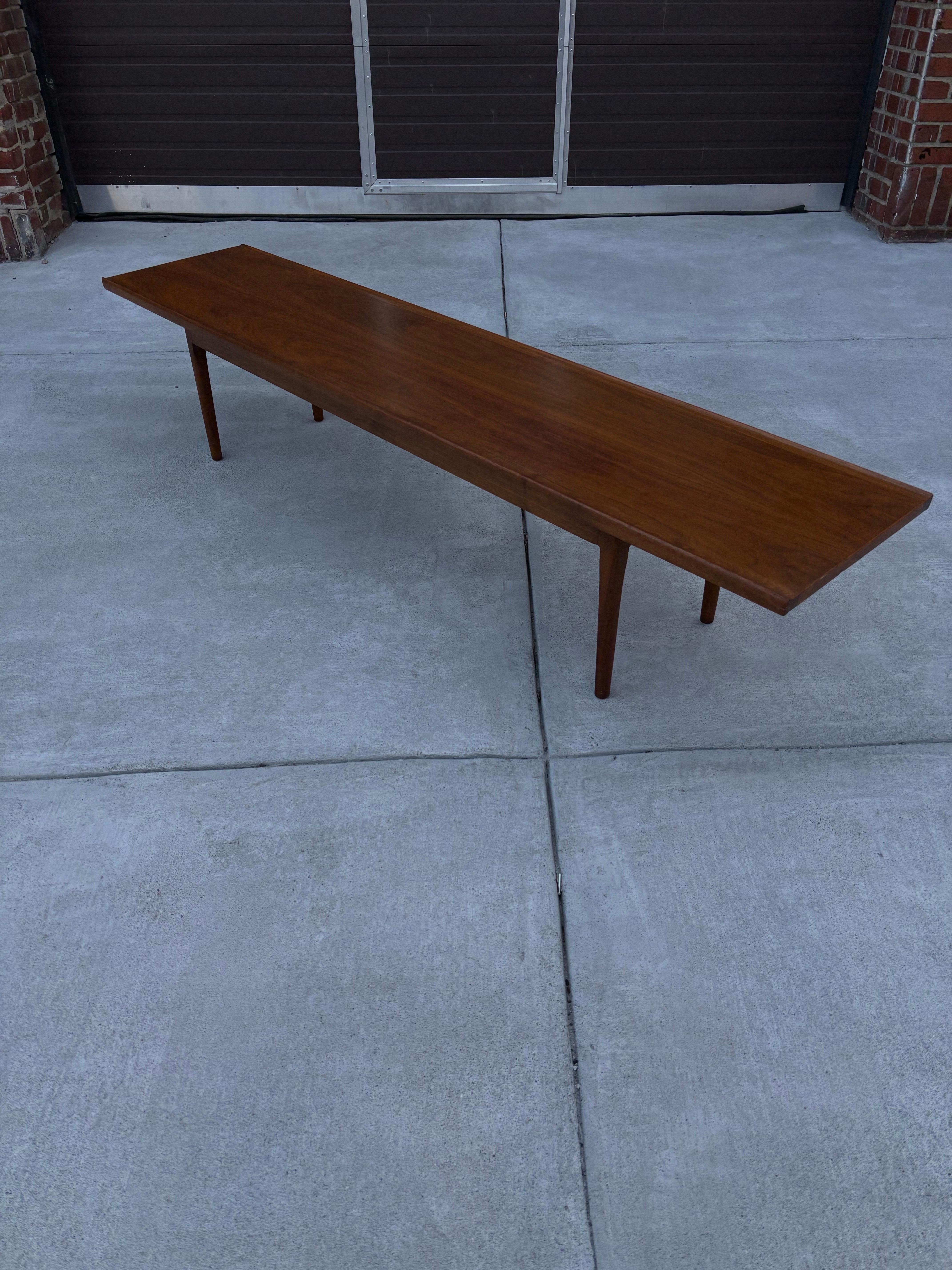 Table basse/banc en noyer Kipp Stewart for Drexel 