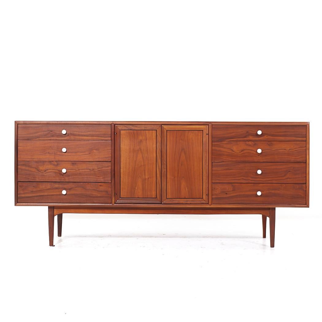 Kipp Stewart per Drexel Declaration Mid Century 11 Drawer Lowboy Dresser

Questo comò misura: 72,75 larghezza x 20 profondità x 31,25 pollici di altezza

Tutti i mobili possono essere acquistati in quello che noi chiamiamo stato vintage restaurato.