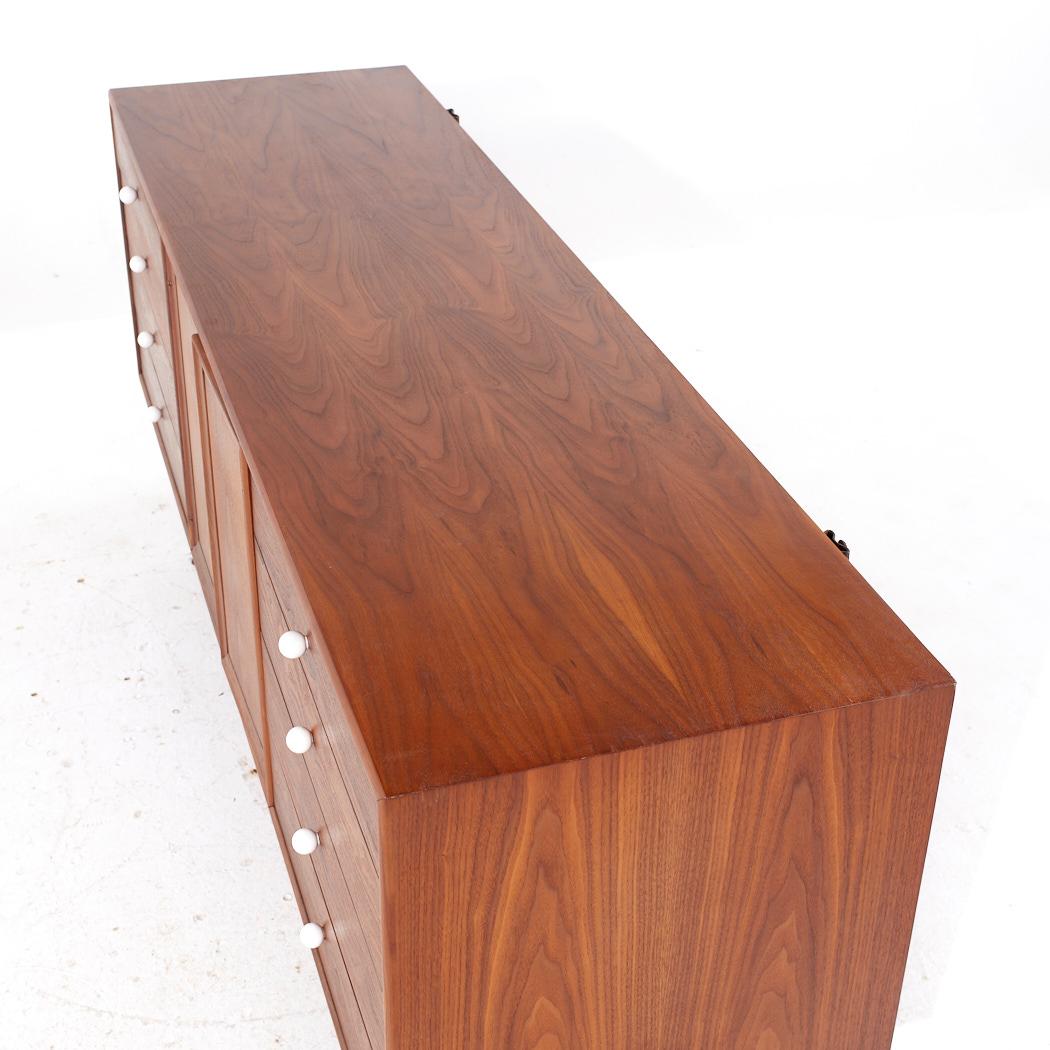 Fine XX secolo Kipp Stewart per Drexel Declaration Mid Century 11 Drawer Lowboy Dresser in vendita