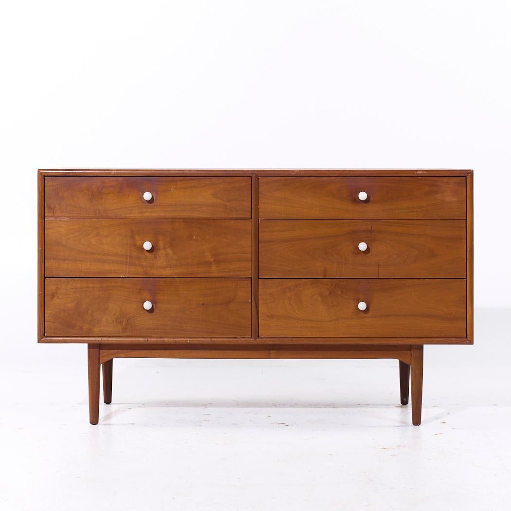 Kipp Stewart per Drexel Declaration Mid Century 6 Drawer Walnut Lowboy Dresser

Questo mobile basso misura: 52,5 larghezza x 20 profondità x 31 pollici di altezza

Tutti i mobili possono essere acquistati in quello che noi chiamiamo stato vintage