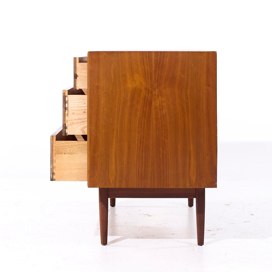 Kipp Stewart per Drexel Declaration Mid Century 6 Drawer Walnut Lowboy Dresser In condizioni buone in vendita a Countryside, IL