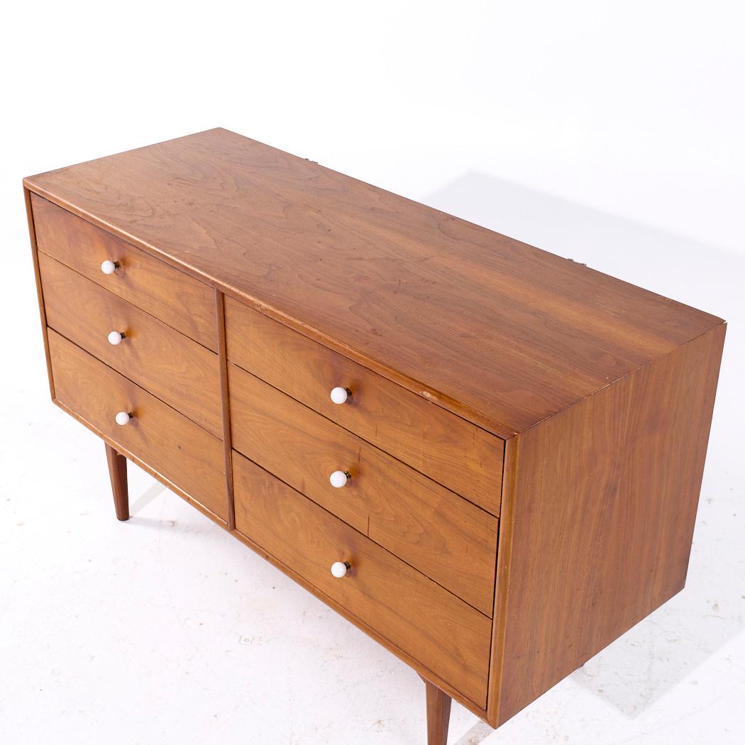 Fine XX secolo Kipp Stewart per Drexel Declaration Mid Century 6 Drawer Walnut Lowboy Dresser in vendita