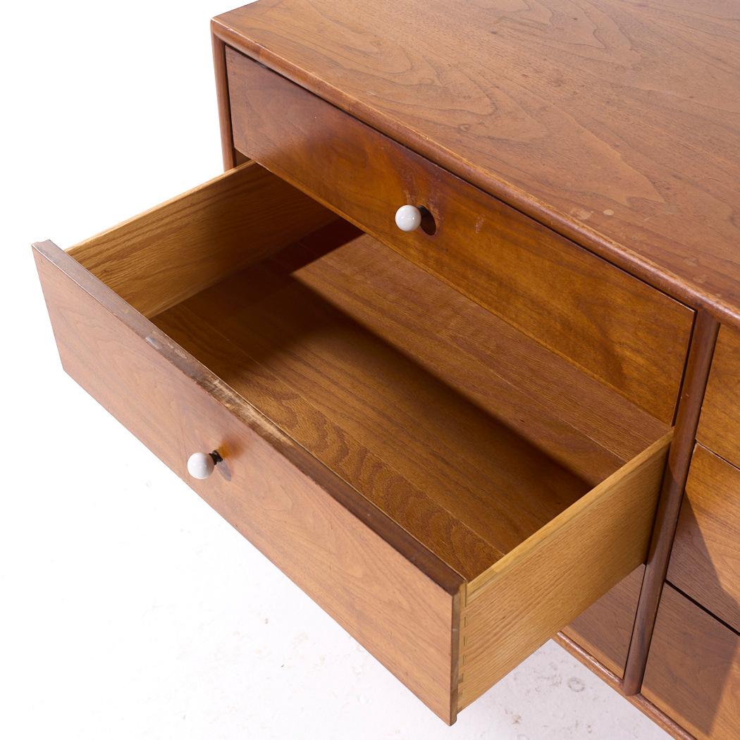 Noce Kipp Stewart per Drexel Declaration Mid Century 6 Drawer Walnut Lowboy Dresser in vendita