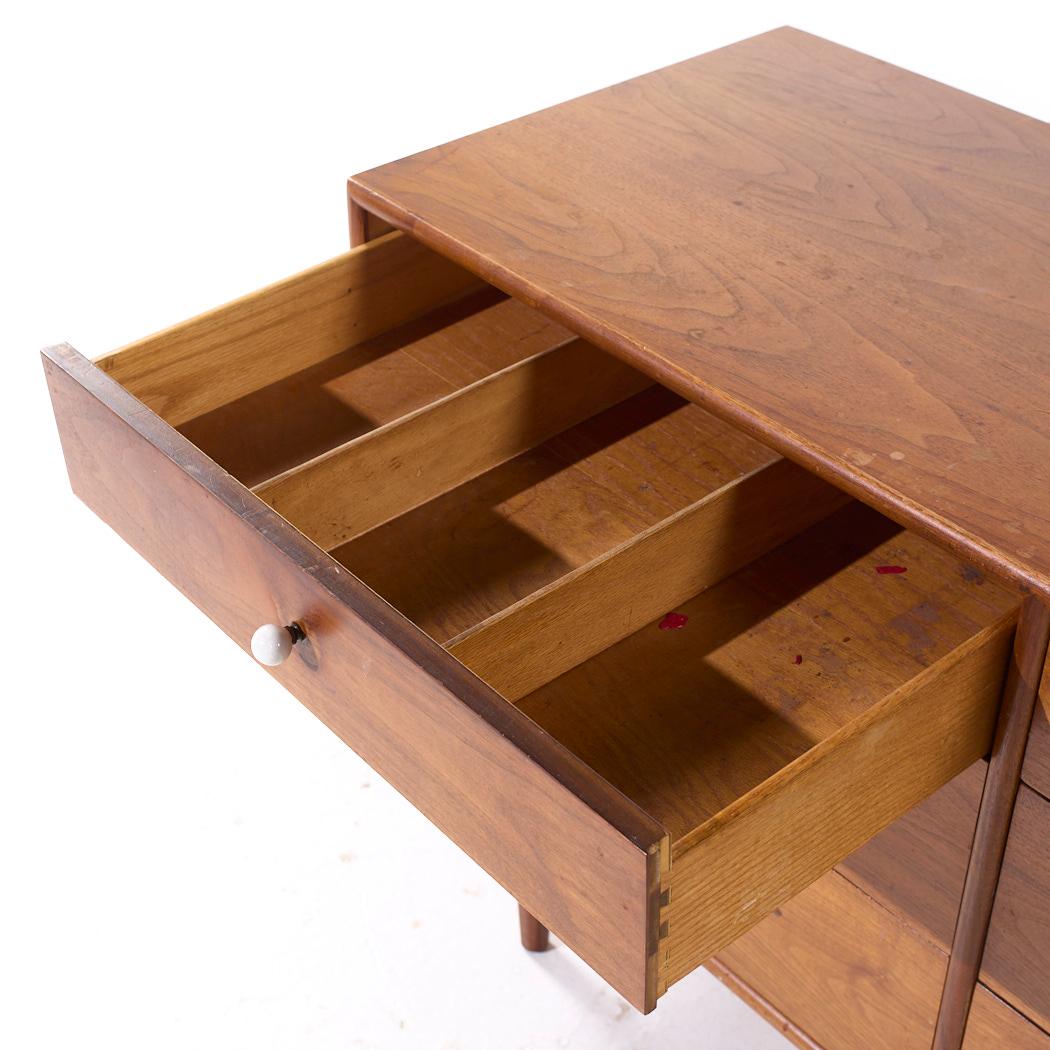 Kipp Stewart per Drexel Declaration Mid Century 6 Drawer Walnut Lowboy Dresser in vendita 1