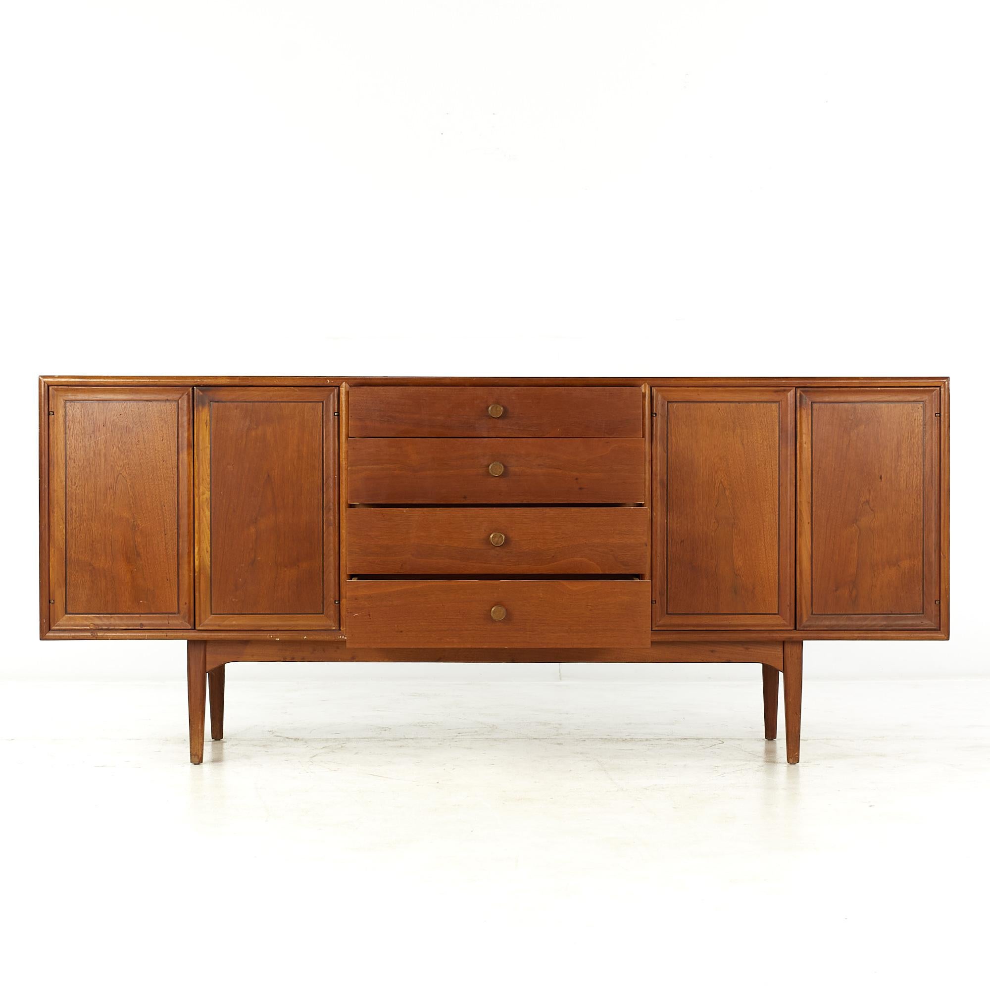 Kipp Stewart for Drexel Declaration Mid-Century Walnut Buffet with Hutch In Good Condition For Sale In Countryside, IL