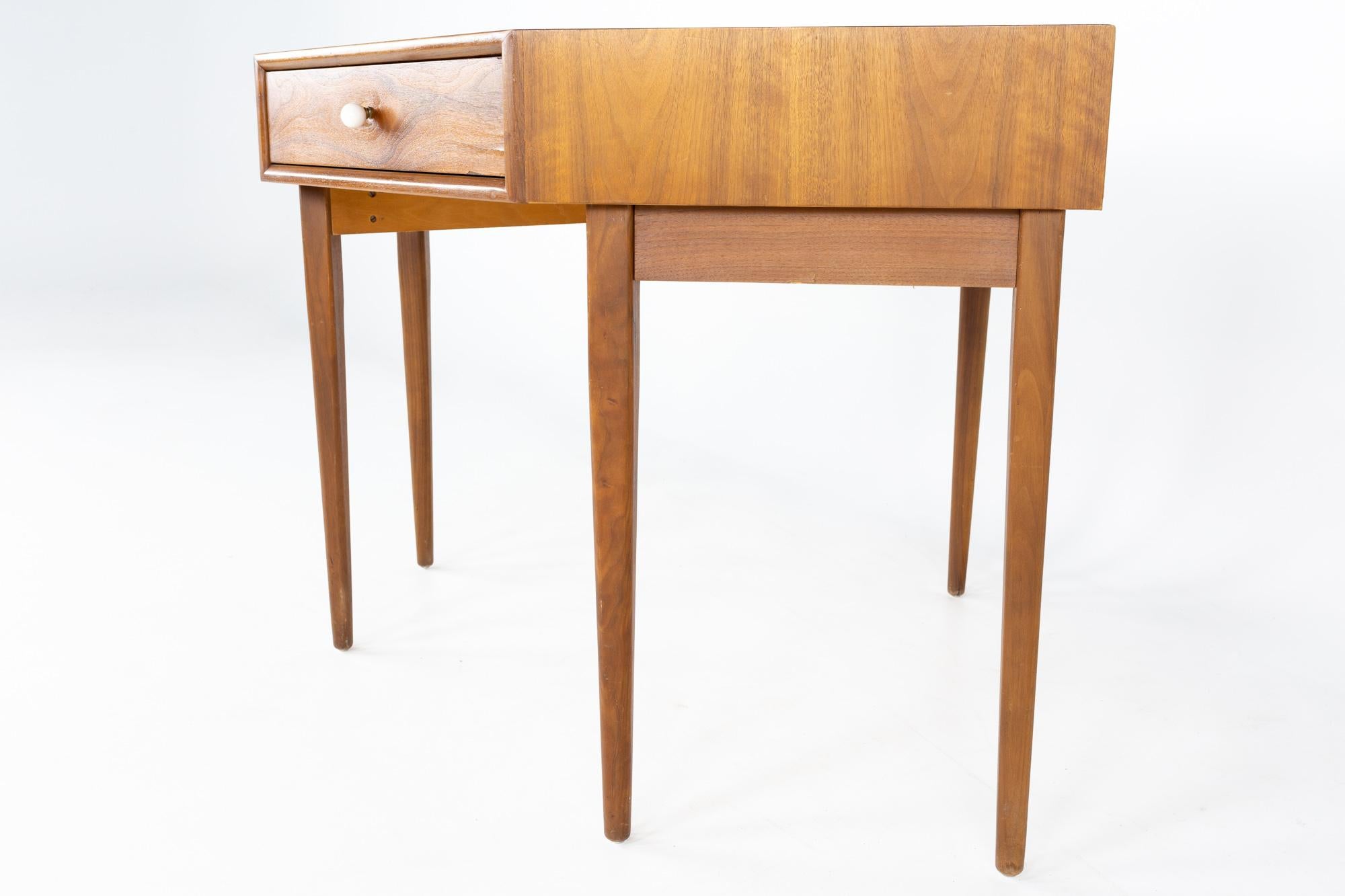 Mid-Century moderno Kipp Stewart per Drexel Declaration Scrivania angolare in legno di noce del metà secolo in vendita