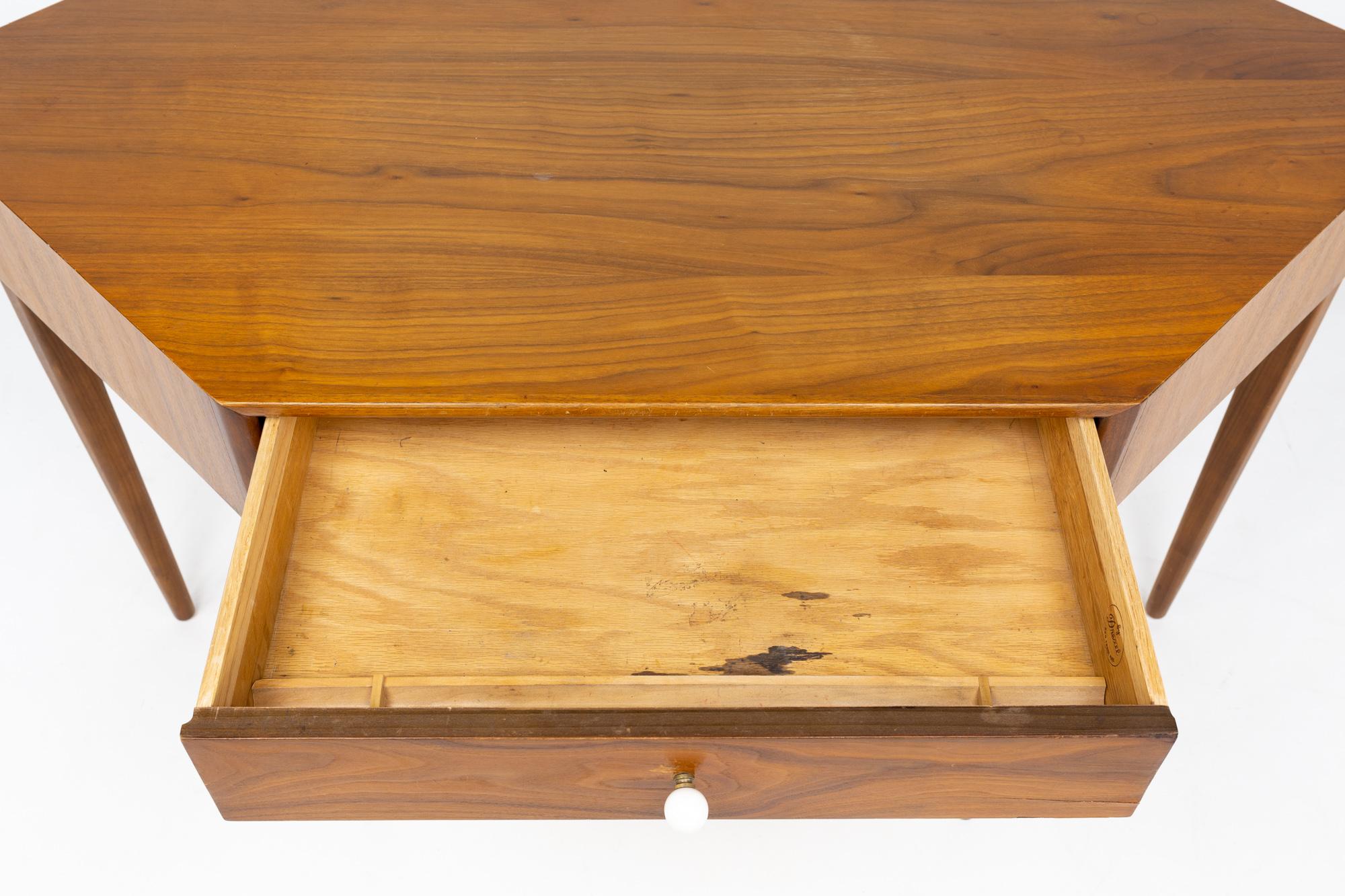 Fine XX secolo Kipp Stewart per Drexel Declaration Scrivania angolare in legno di noce del metà secolo in vendita