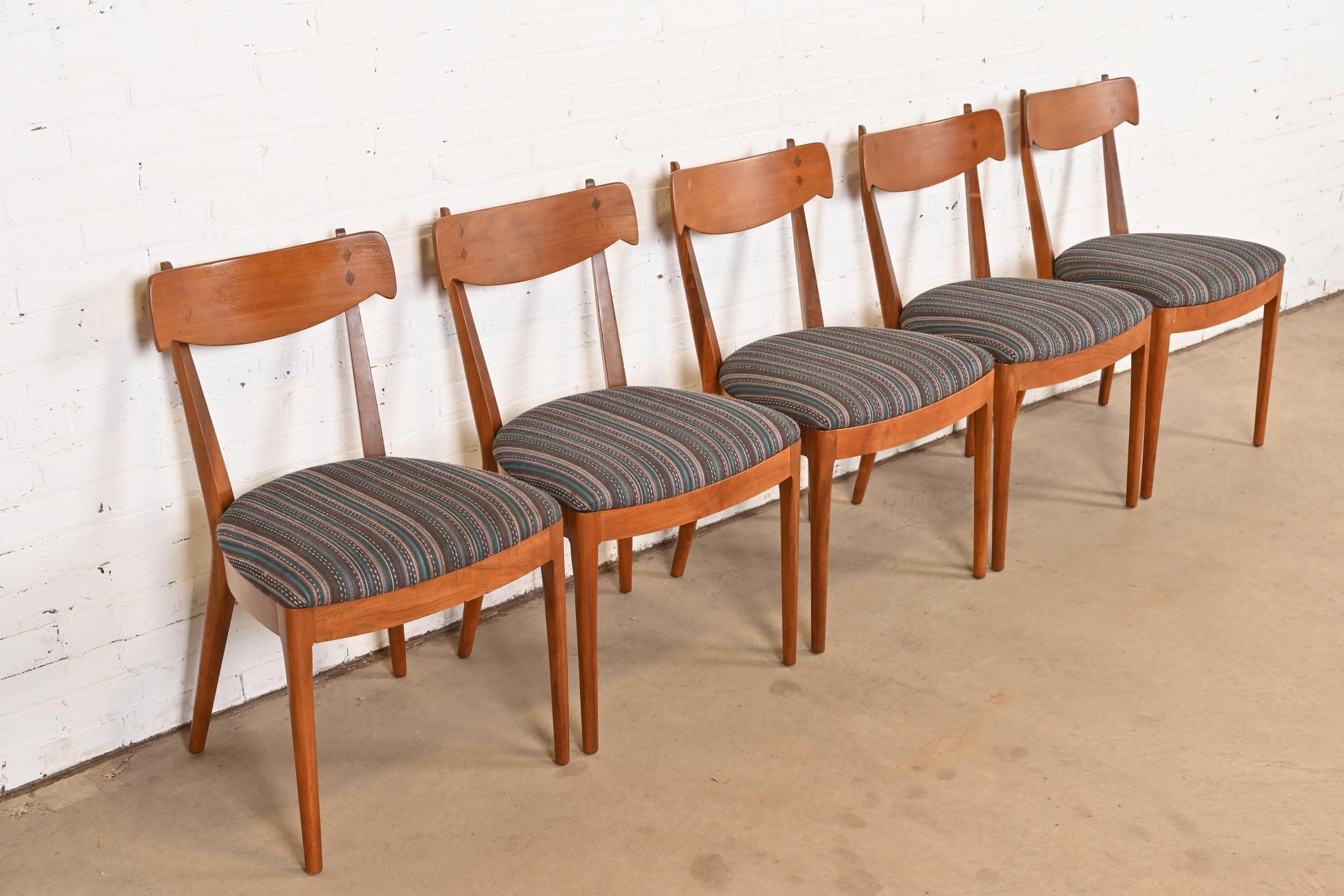 Ein wunderschönes Set von fünf Mid-Century Modern Esszimmerstühlen

Von Kipp Stewart für Drexel, 