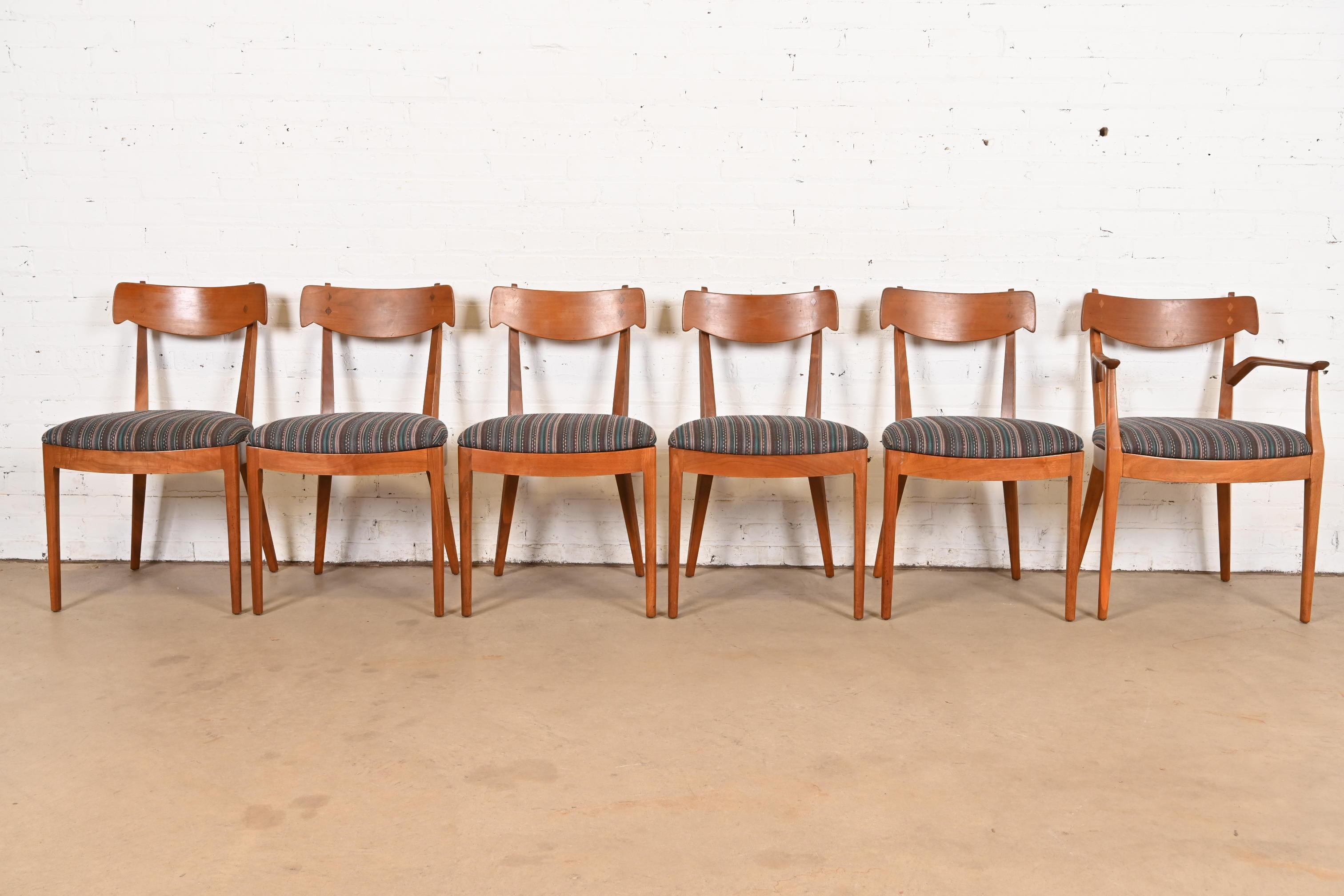 Uno splendido set di sei sedie da pranzo in stile Mid-Century Modern

Di Kipp Stewart per Drexel, Collezione 