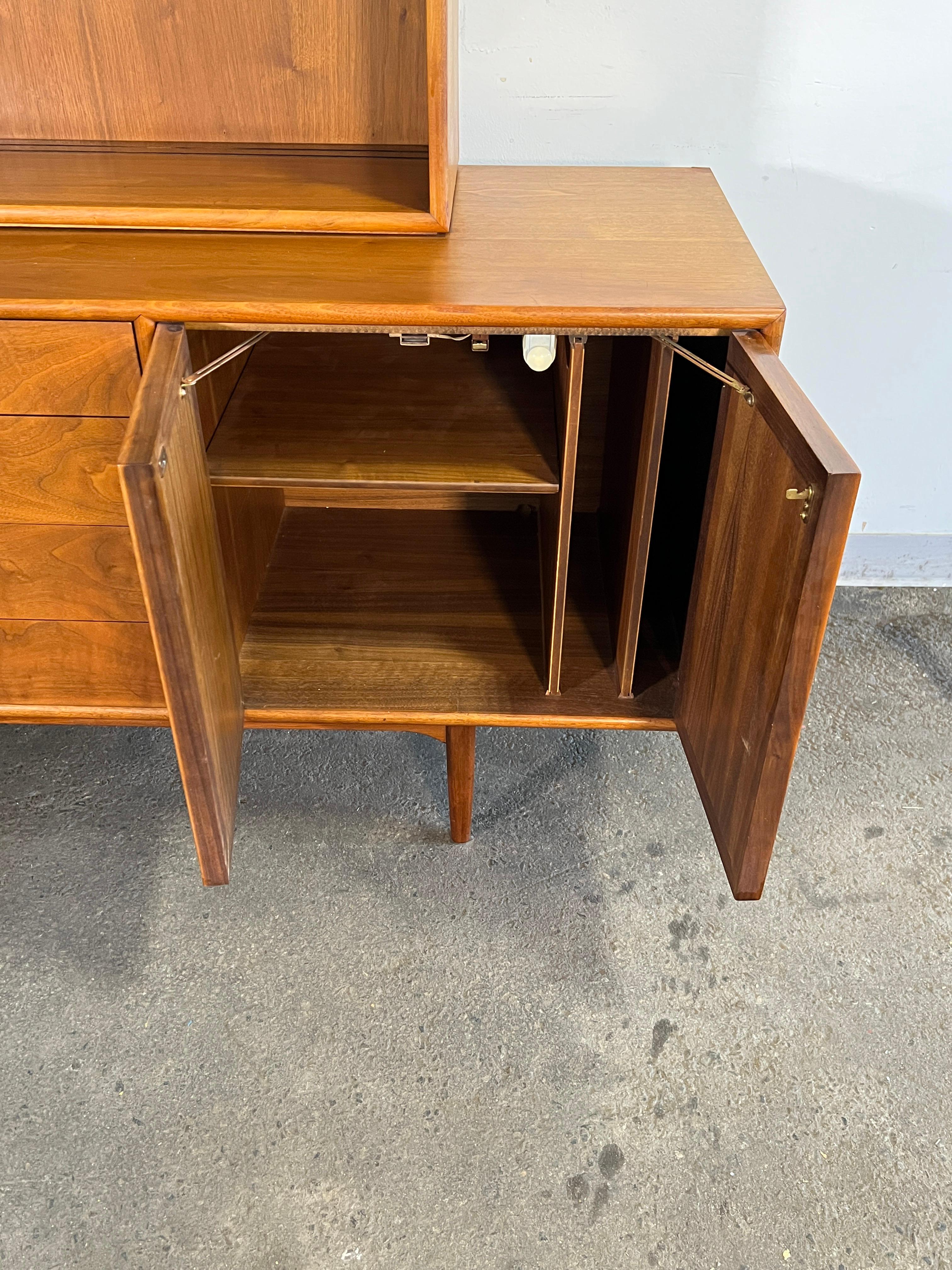 Kipp Stewart para Drexel Declaration Credenza de dos piezas en nogal Circa 1960s en venta 3