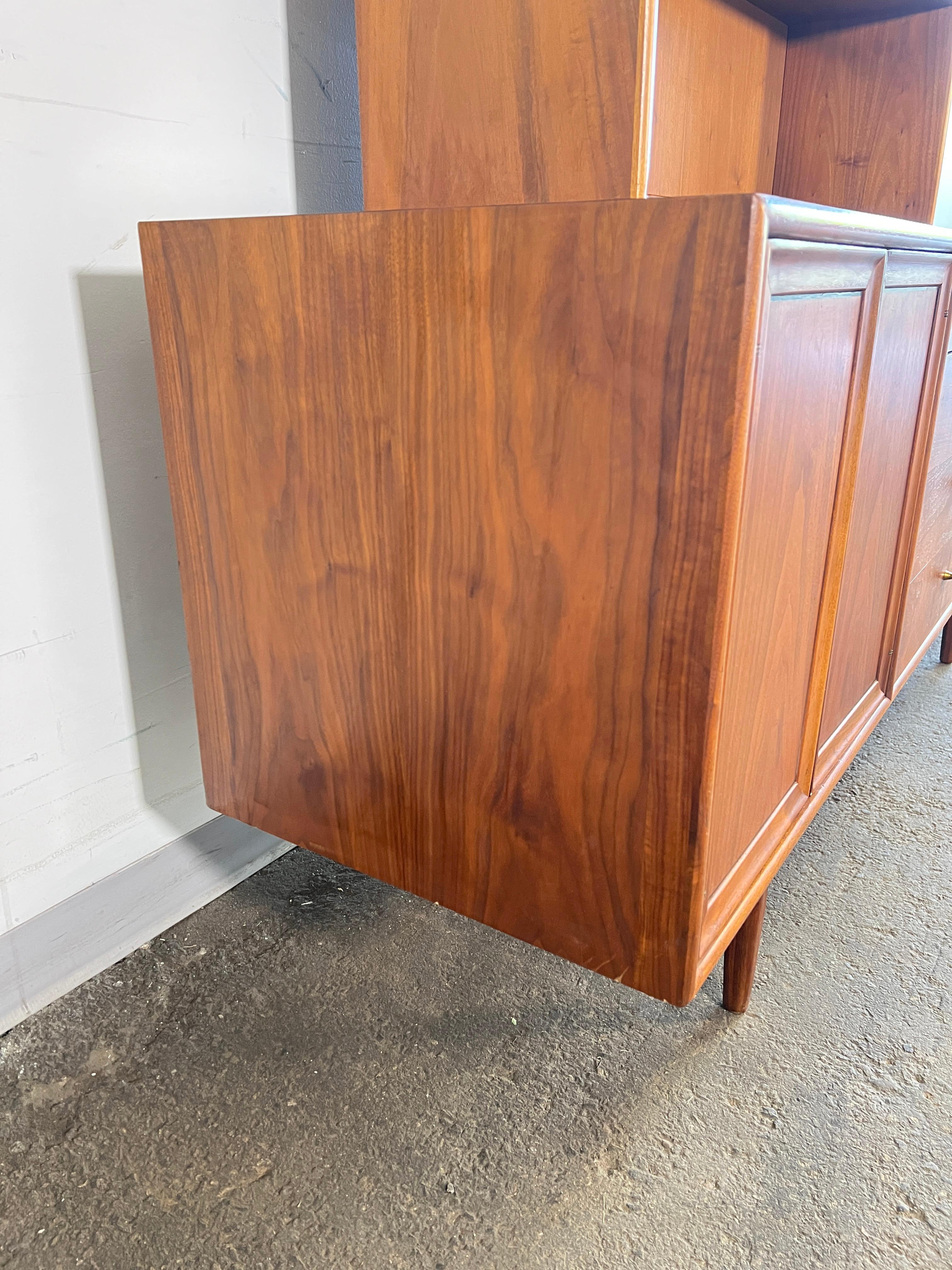 Kipp Stewart para Drexel Declaration Credenza de dos piezas en nogal Circa 1960s en venta 4