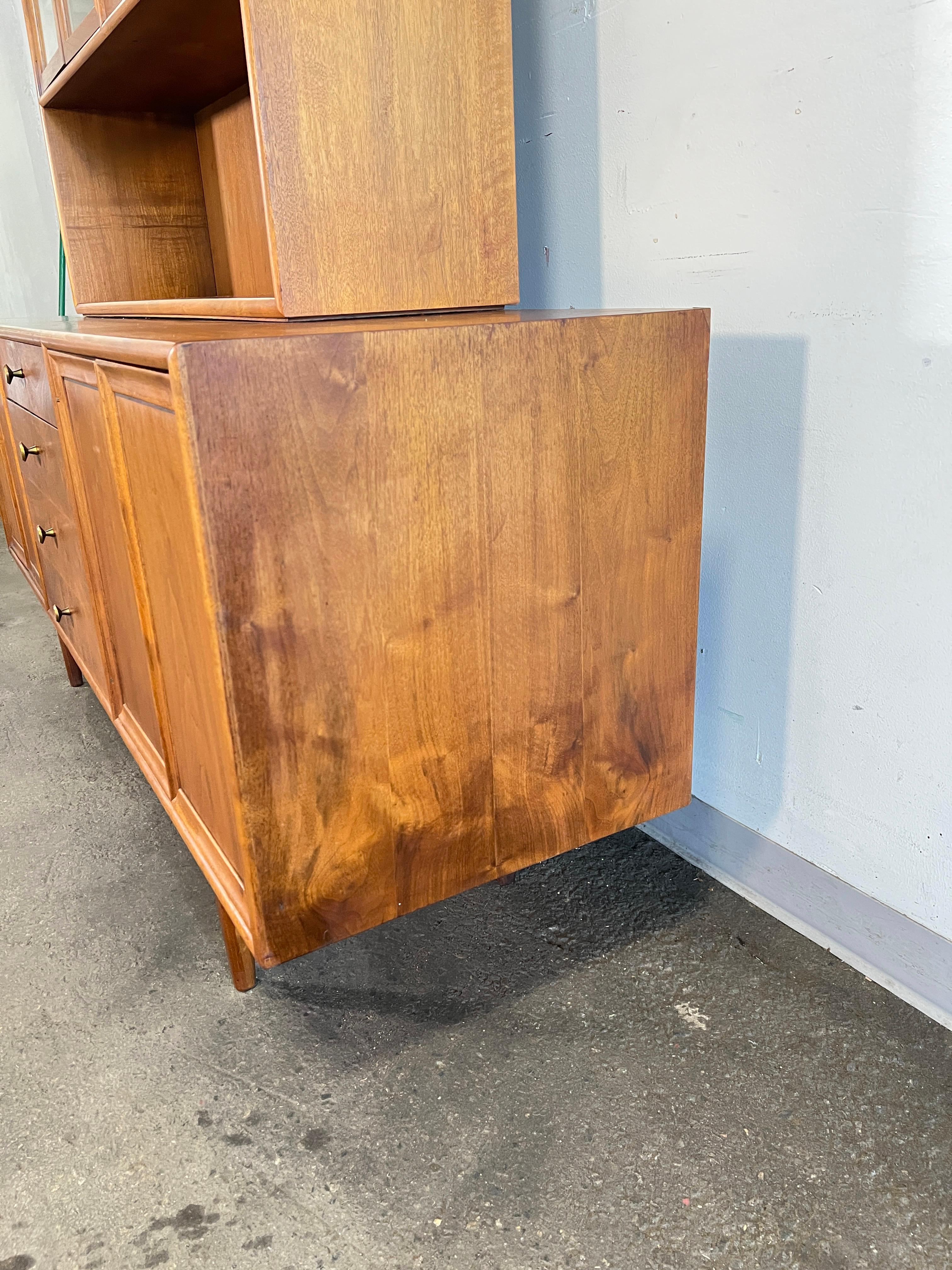 Kipp Stewart para Drexel Declaration Credenza de dos piezas en nogal Circa 1960s en venta 5