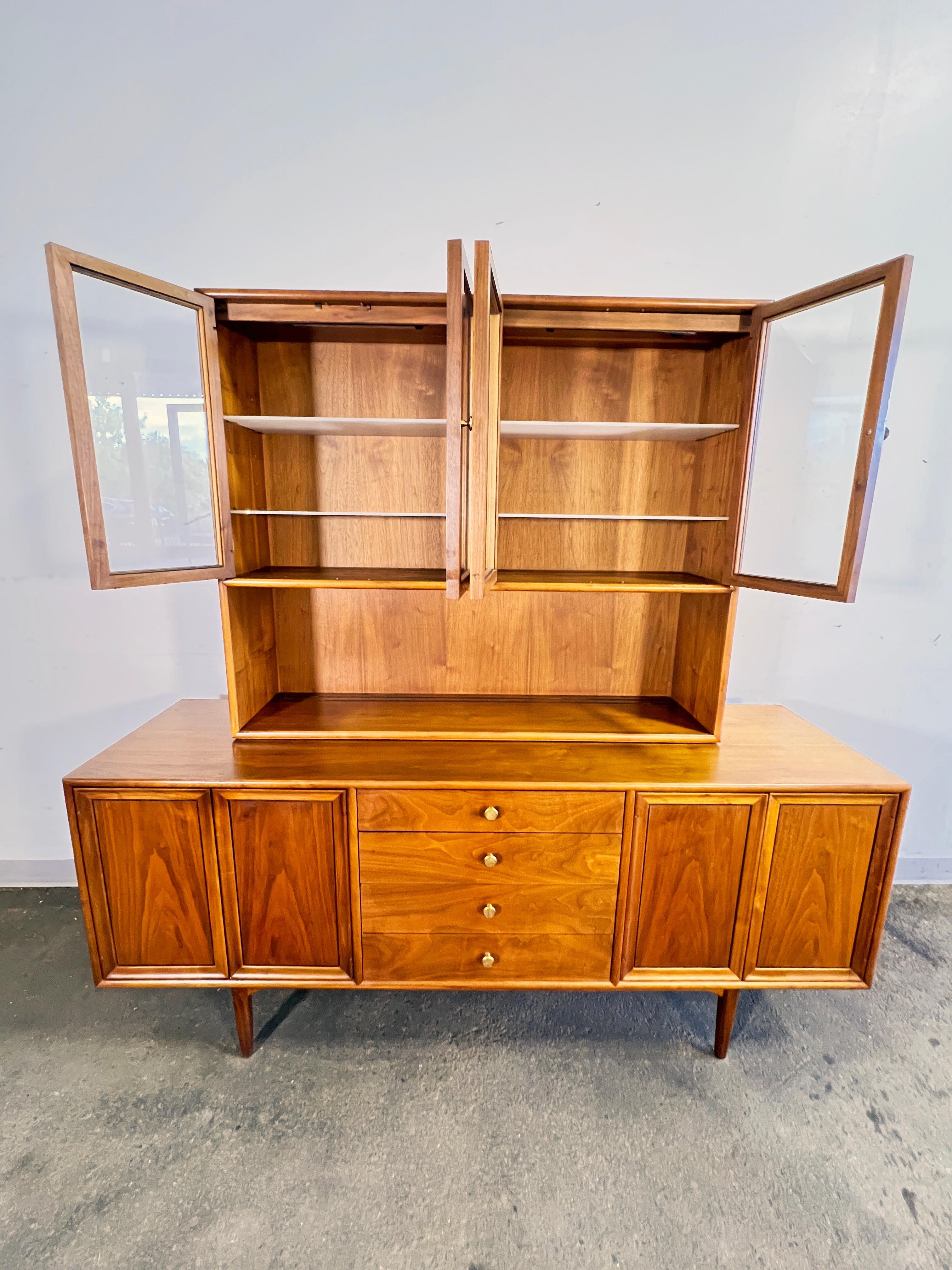 Kipp Stewart para Drexel Declaration Credenza de dos piezas en nogal Circa 1960s Moderno de mediados de siglo en venta