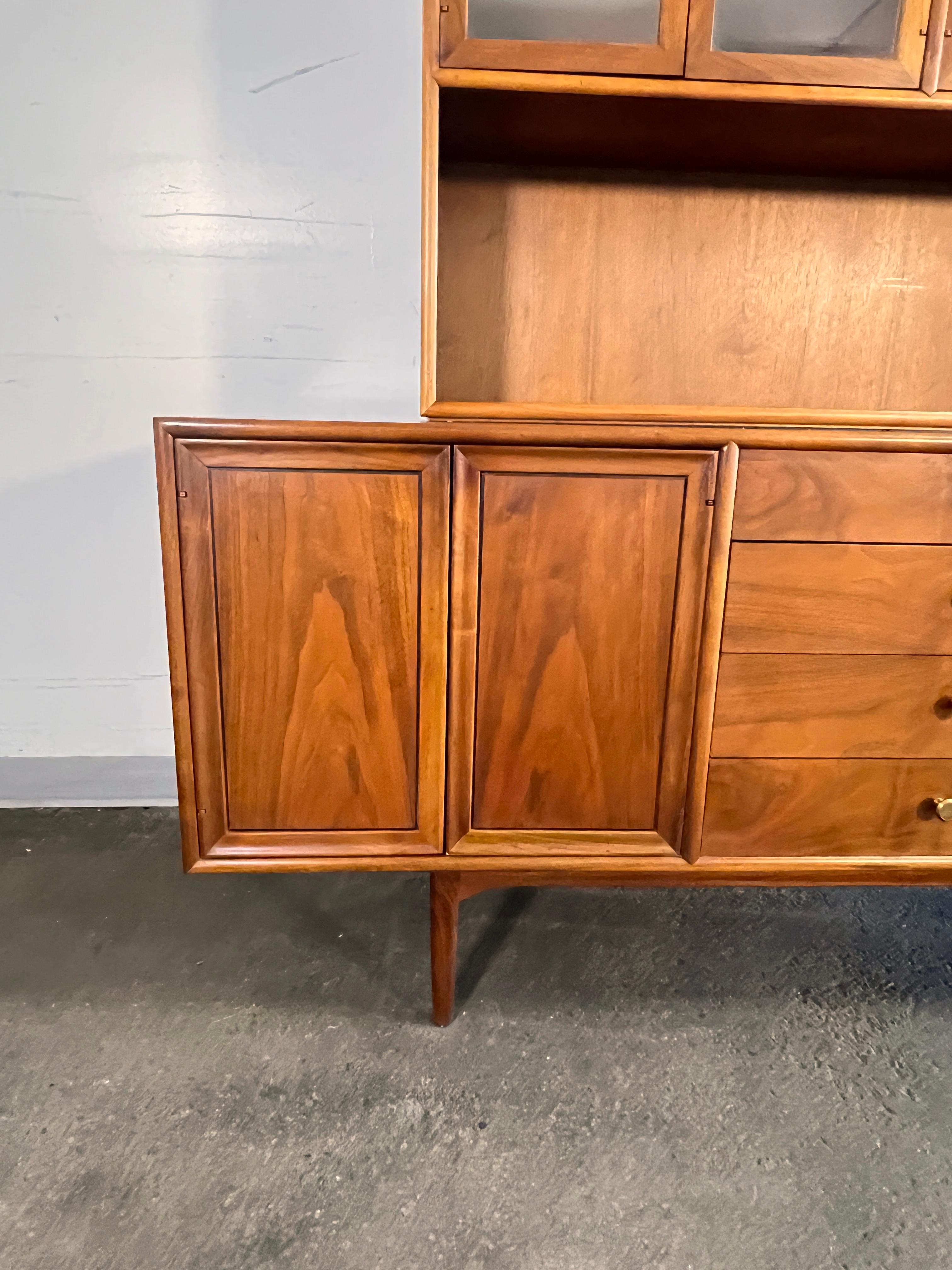 Kipp Stewart para Drexel Declaration Credenza de dos piezas en nogal Circa 1960s Norteamericano en venta