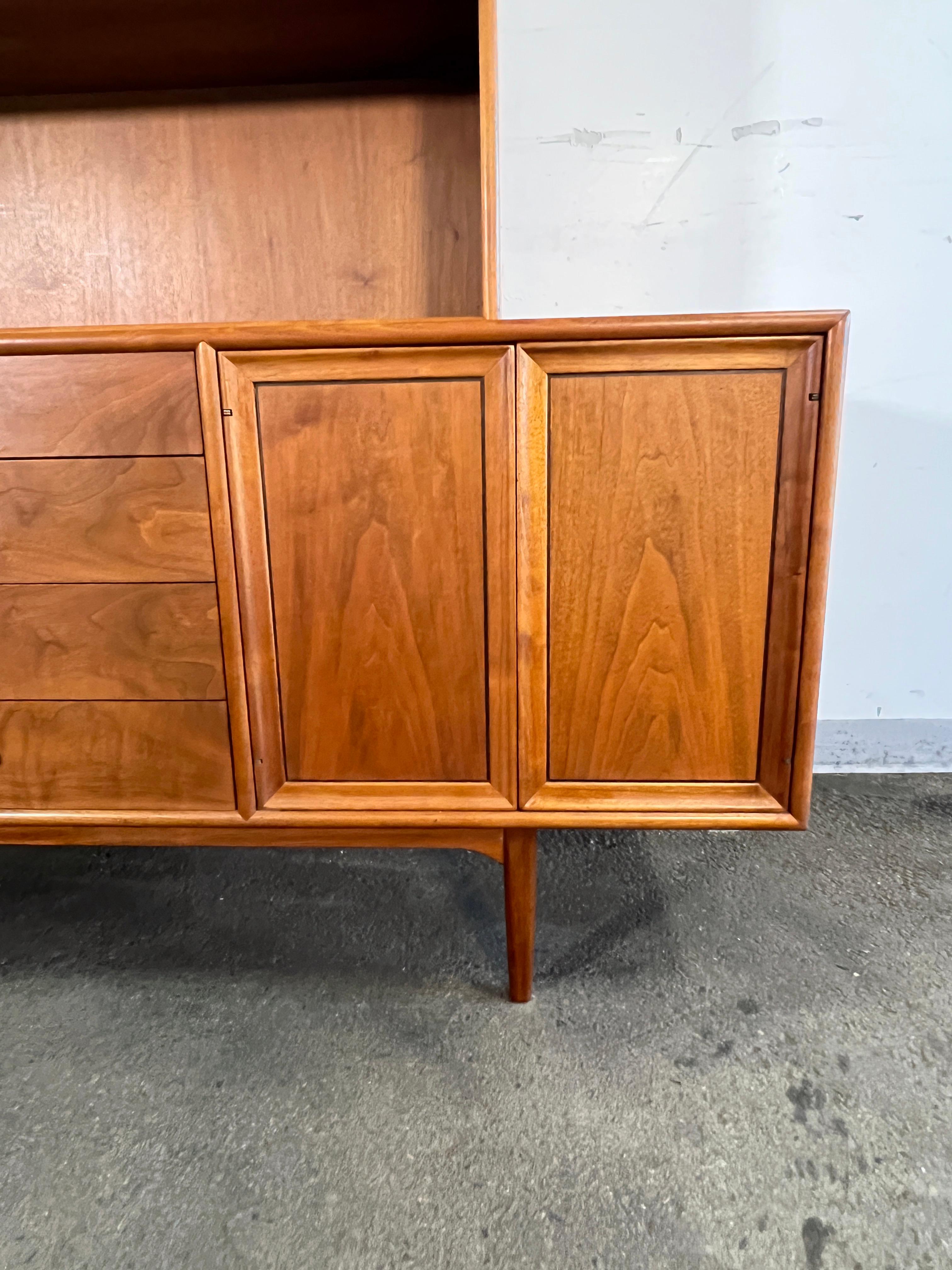 Kipp Stewart para Drexel Declaration Credenza de dos piezas en nogal Circa 1960s mediados del siglo XX en venta