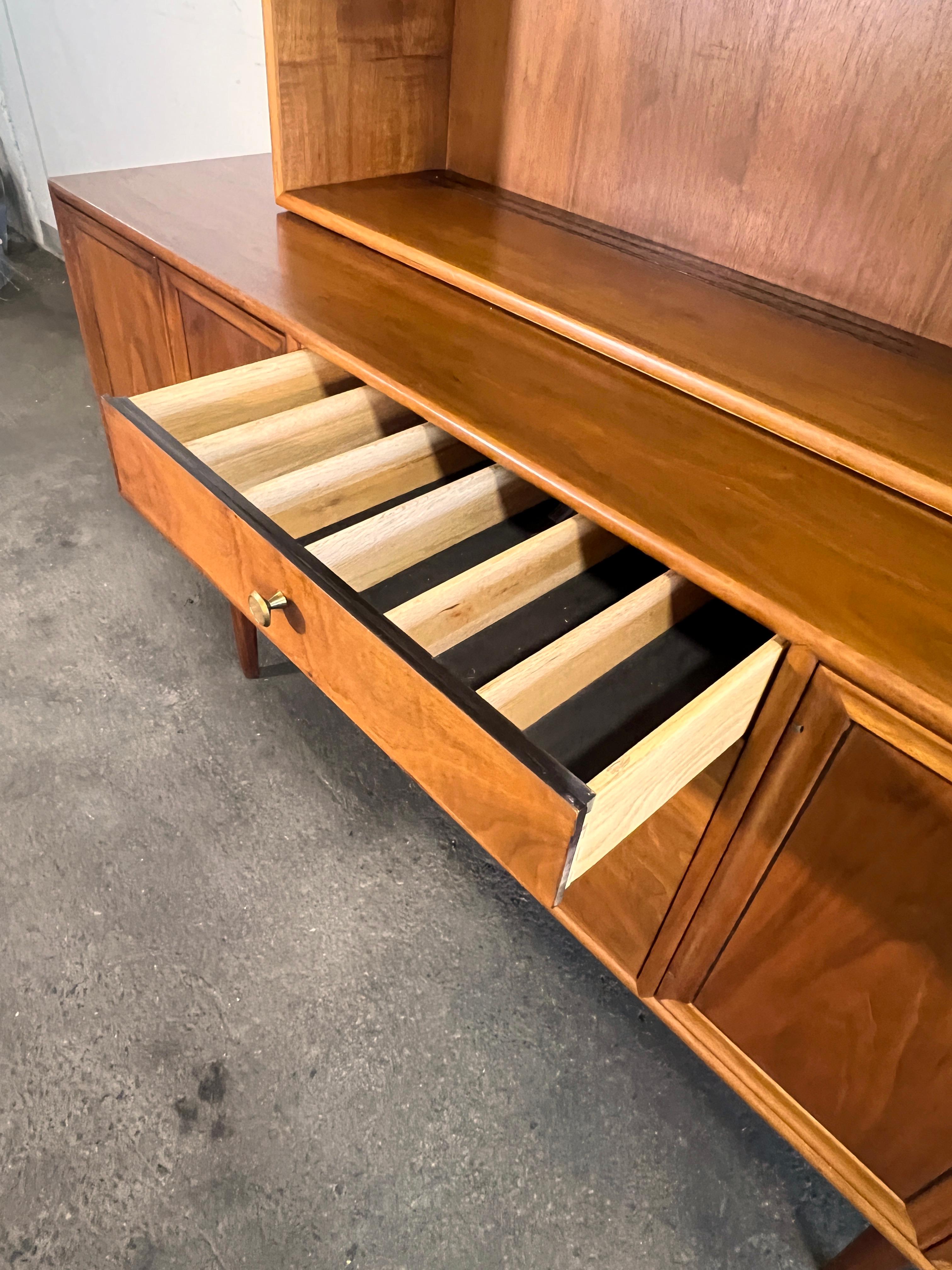 Kipp Stewart para Drexel Declaration Credenza de dos piezas en nogal Circa 1960s Vidrio en venta