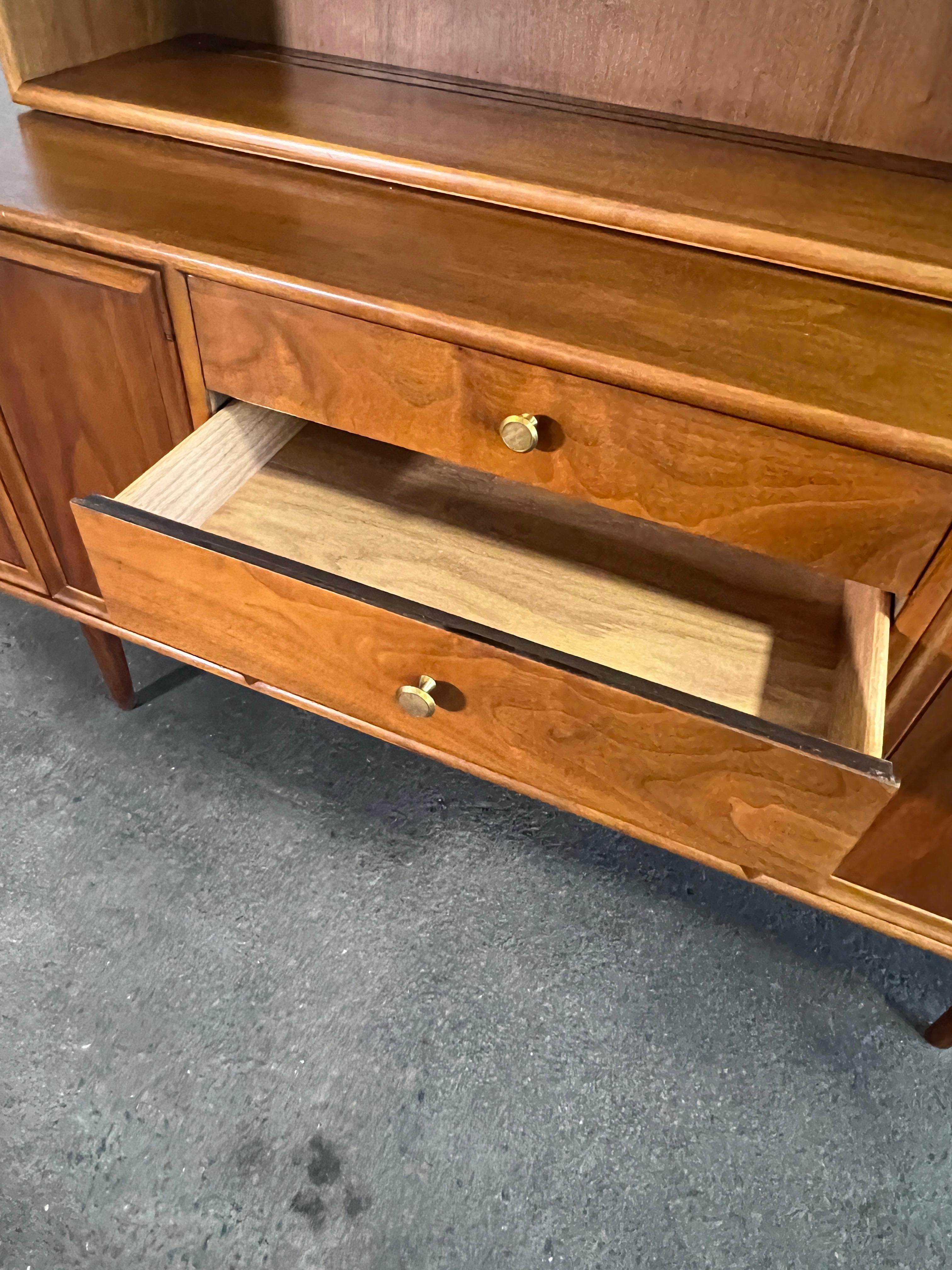 Kipp Stewart para Drexel Declaration Credenza de dos piezas en nogal Circa 1960s en venta 1