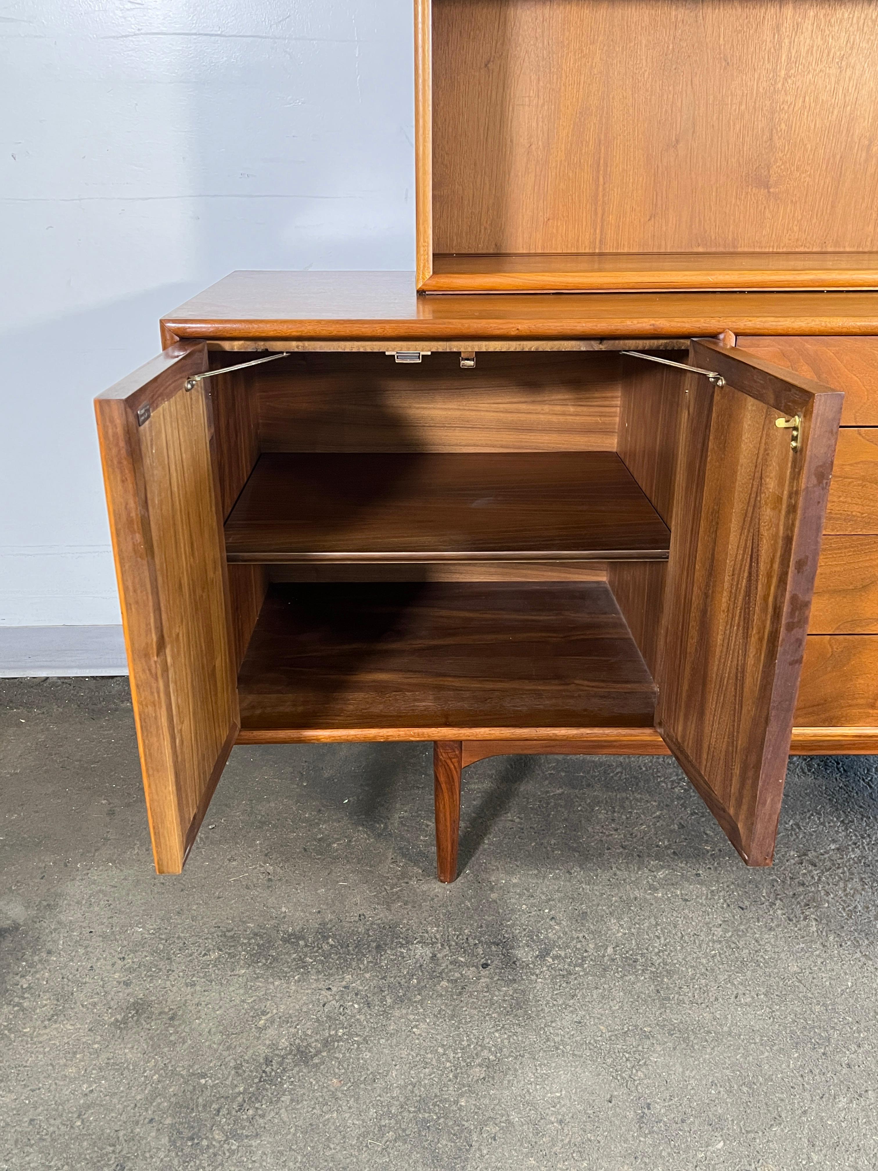 Kipp Stewart para Drexel Declaration Credenza de dos piezas en nogal Circa 1960s en venta 2