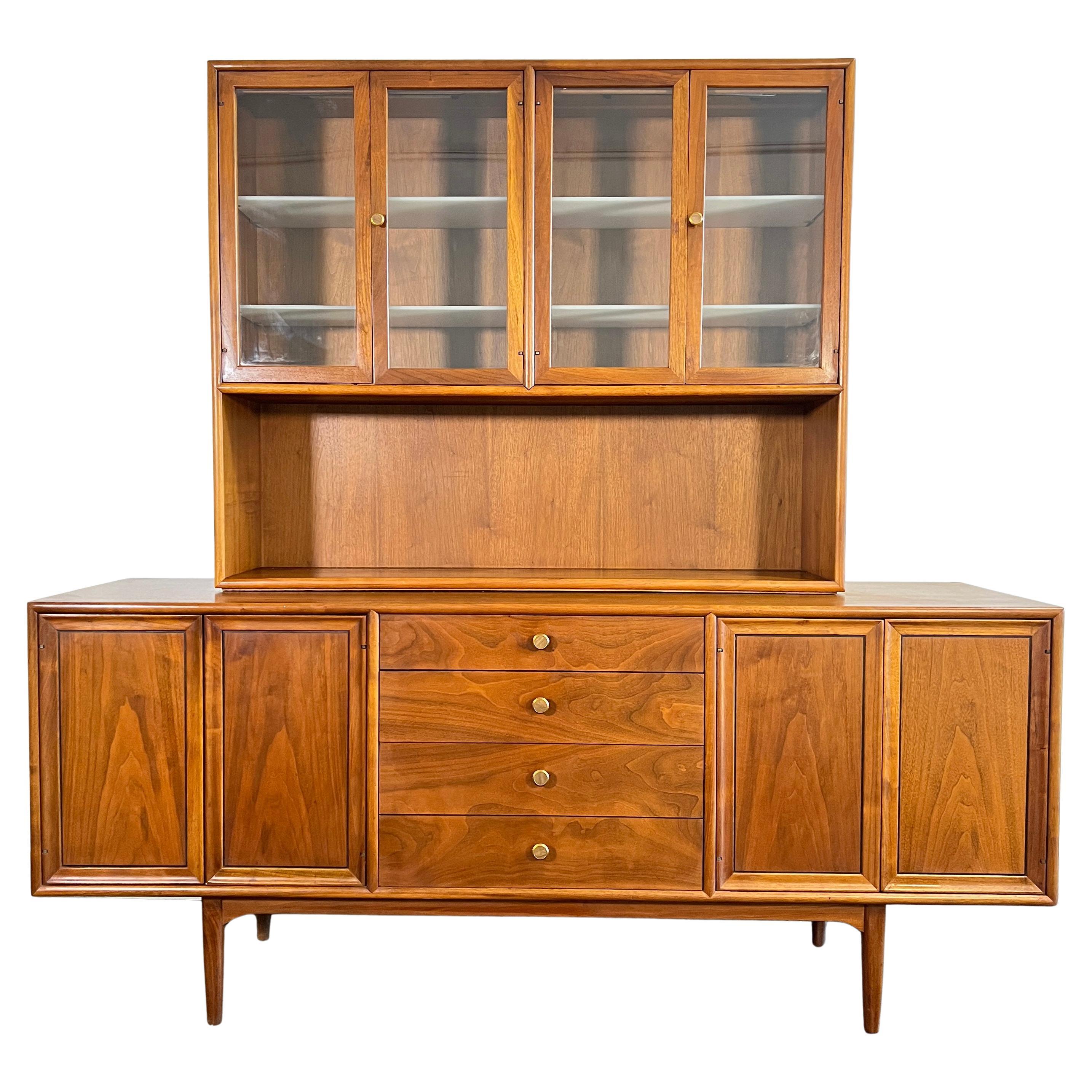 Kipp Stewart para Drexel Declaration Credenza de dos piezas en nogal Circa 1960s en venta