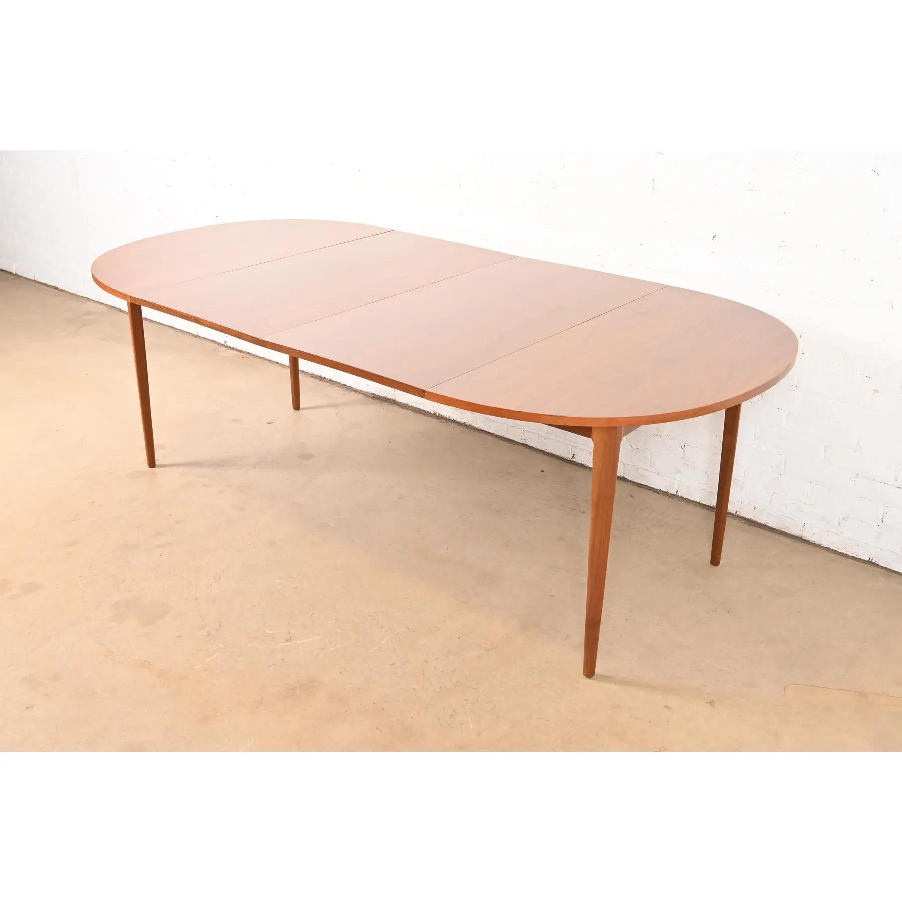 Un eccezionale tavolo da pranzo allungabile in stile Mid-Century Modern 

Di Kipp Stewart per Drexel, Linea 