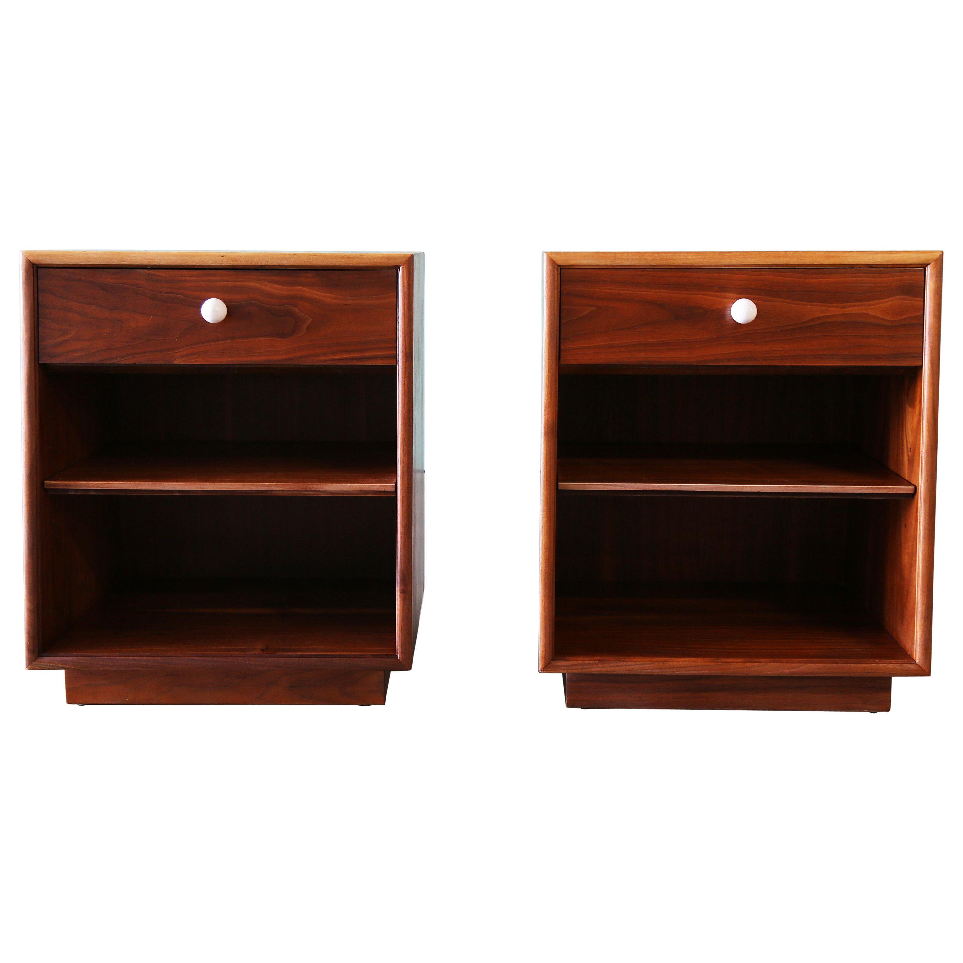 Kipp Stewart para Drexel Mesillas de noche o auxiliares de nogal "Declaración" - Pareja en venta