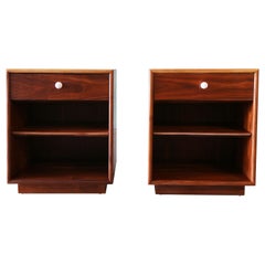 Paire de tables de chevet ou d'appoint en noyer Kipp Stewart for Drexel 'Declaration' - Une paire