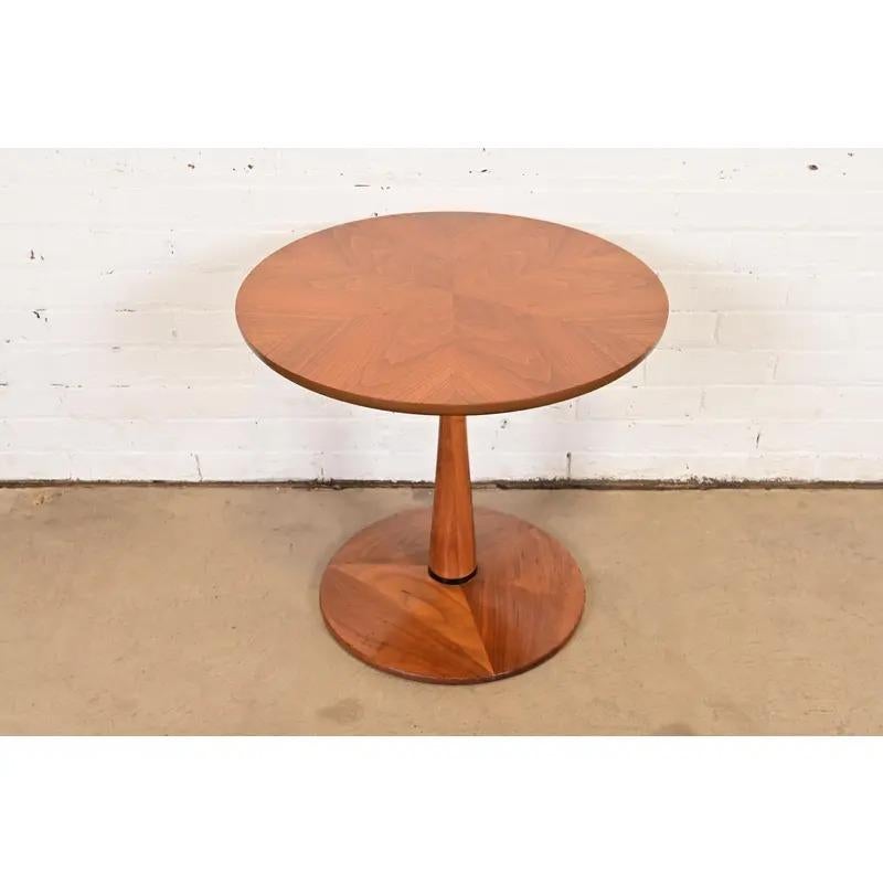 Mid-Century Modern Table d'appoint à piédestal en noyer Kipp Stewart pour Drexel Declaration, vers 1960 en vente