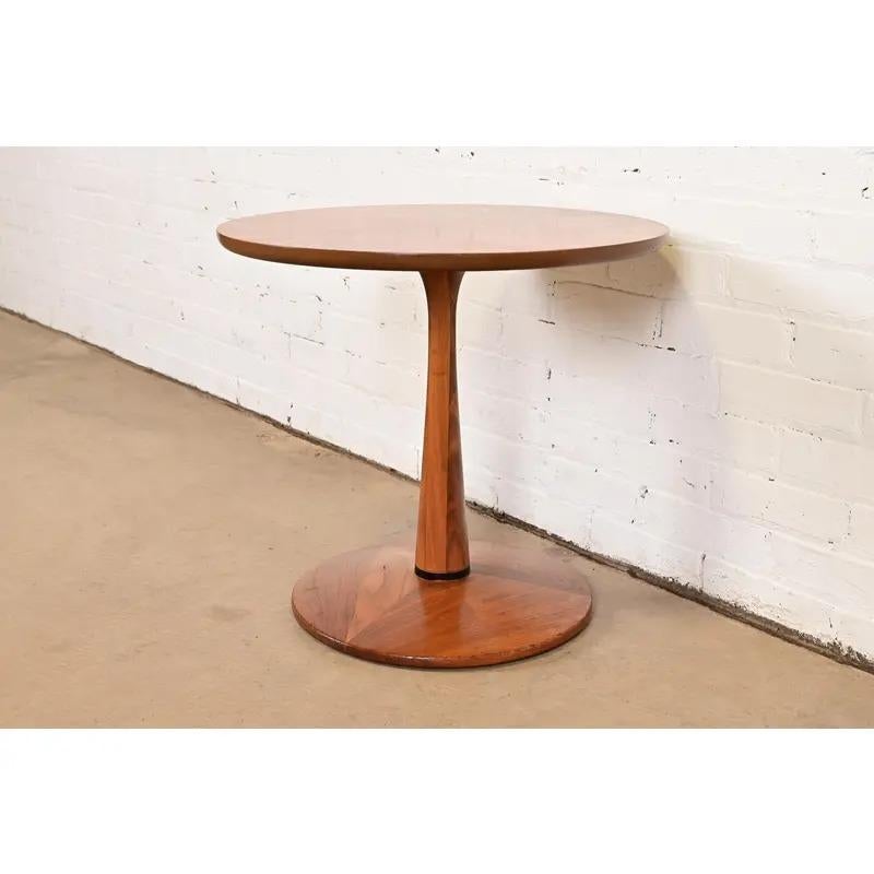 Américain Table d'appoint à piédestal en noyer Kipp Stewart pour Drexel Declaration, vers 1960 en vente
