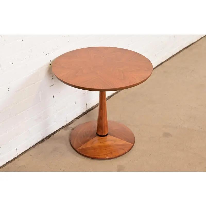 Table d'appoint à piédestal en noyer Kipp Stewart pour Drexel Declaration, vers 1960 Bon état - En vente à South Bend, IN