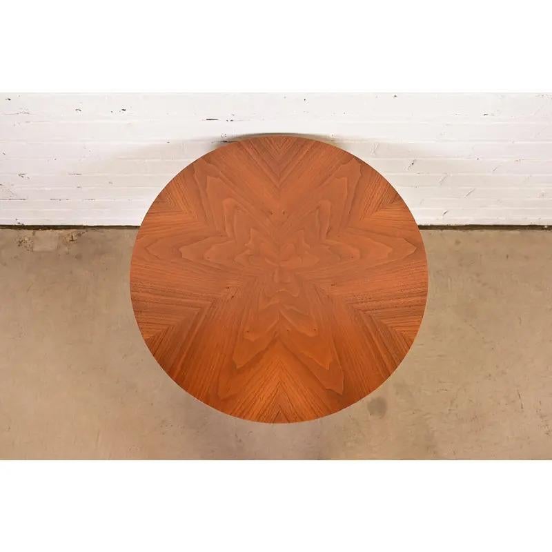 Milieu du XXe siècle Table d'appoint à piédestal en noyer Kipp Stewart pour Drexel Declaration, vers 1960 en vente