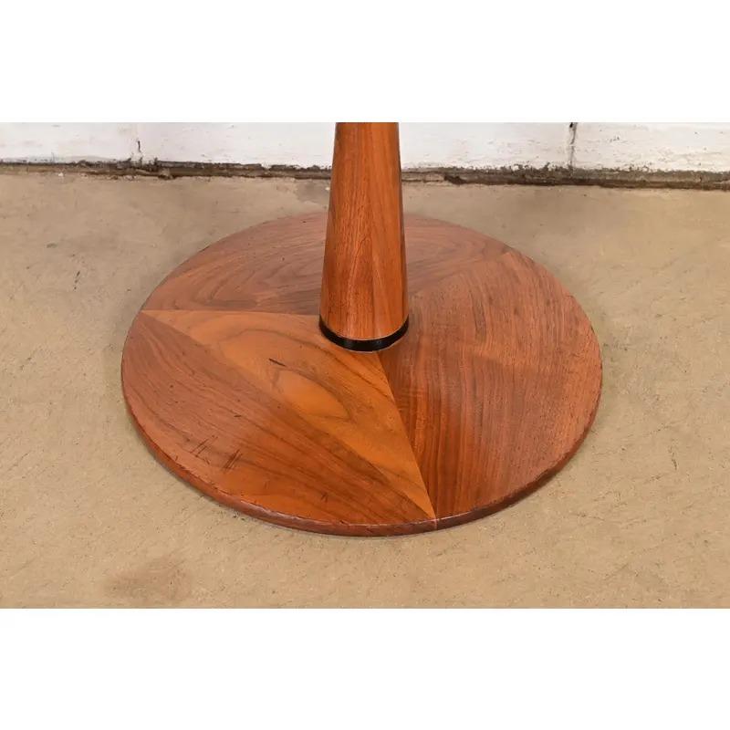 Noyer Table d'appoint à piédestal en noyer Kipp Stewart pour Drexel Declaration, vers 1960 en vente
