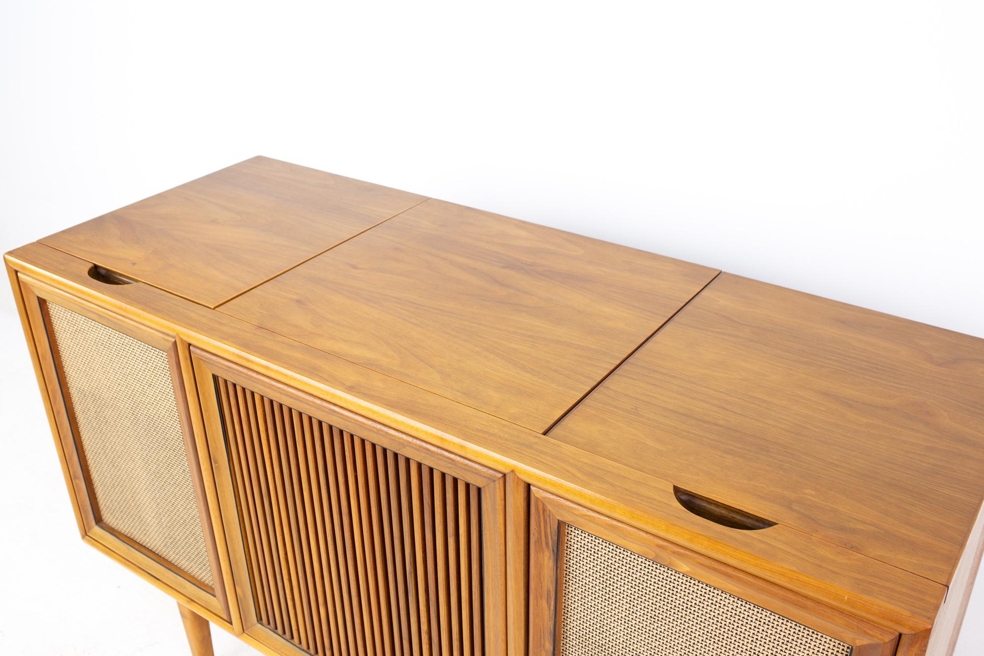 Kipp Stewart for Drexel Declarations Motorola Mid Century Walnut Stereo Console In Good Condition In Countryside, IL