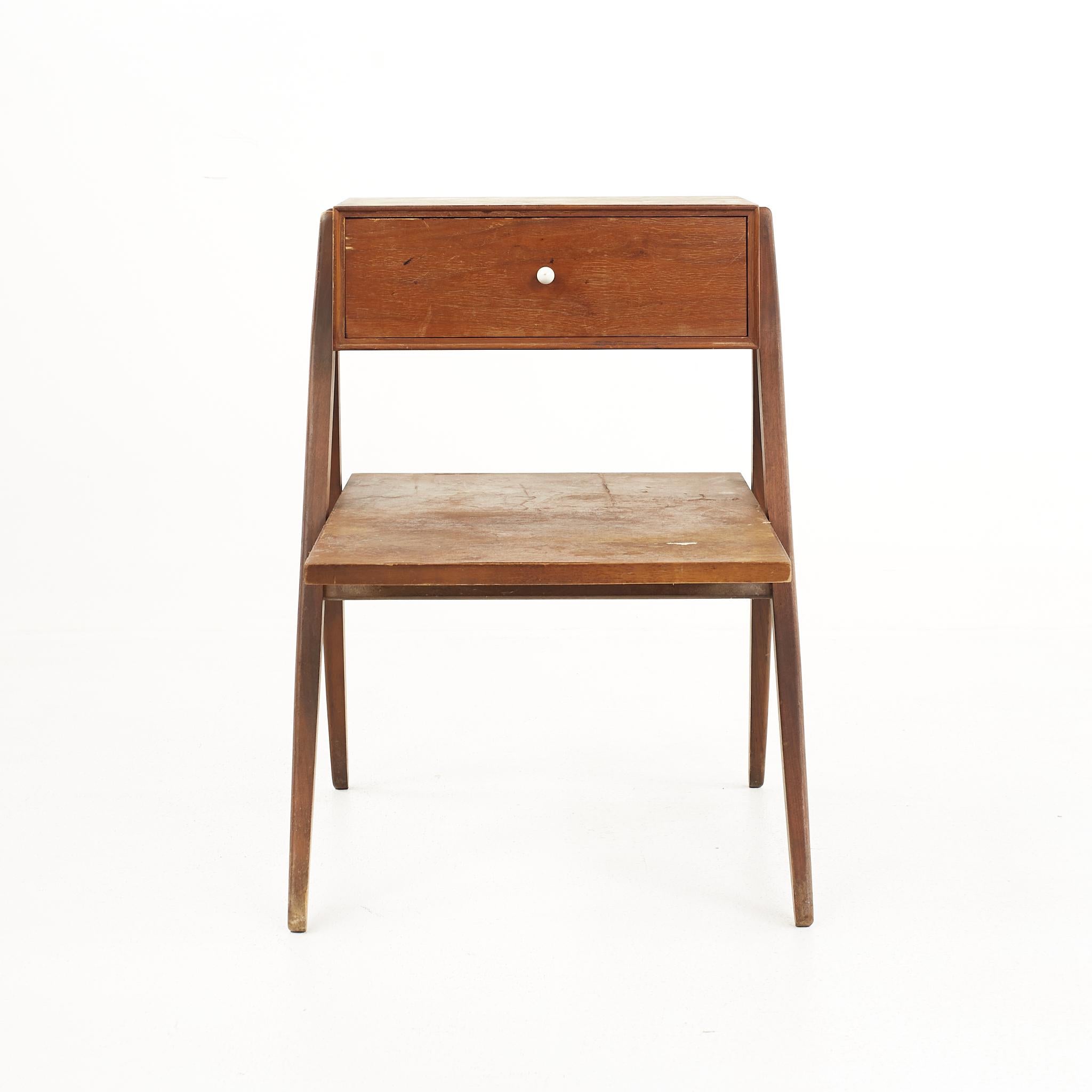 Kipp Stewart for Drexel Mid-Century Sculpted Walnut Nightstand End Tables, a Pa In Good Condition In Countryside, IL
