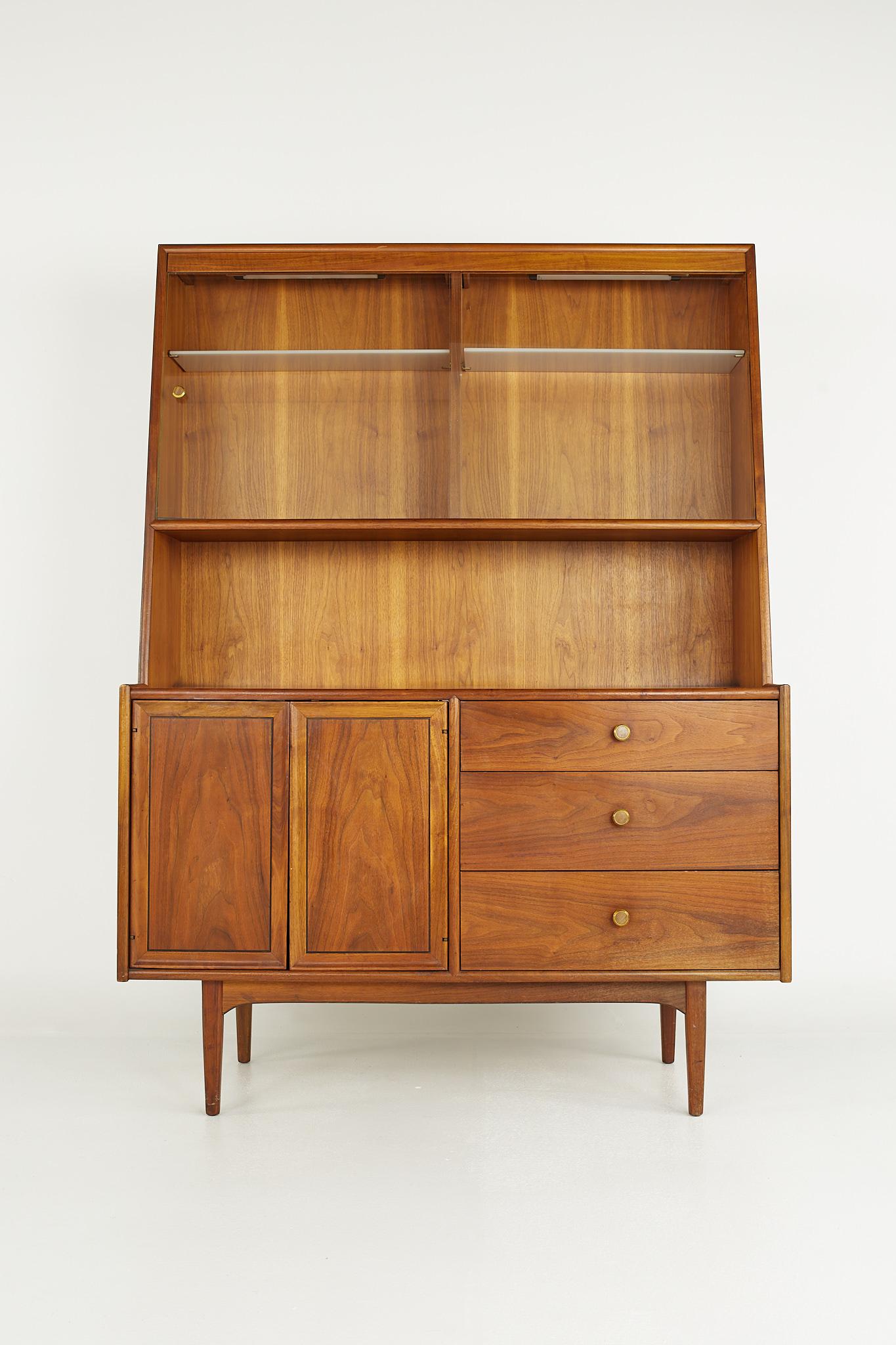 Kipp Stewart for Drexel mid century walnut china cabinet

China cabinet measures: 48.5 wide x 20 deep x 67 inches high 

?All pieces of furniture can be had in what we call restored vintage condition. That means the piece is restored upon