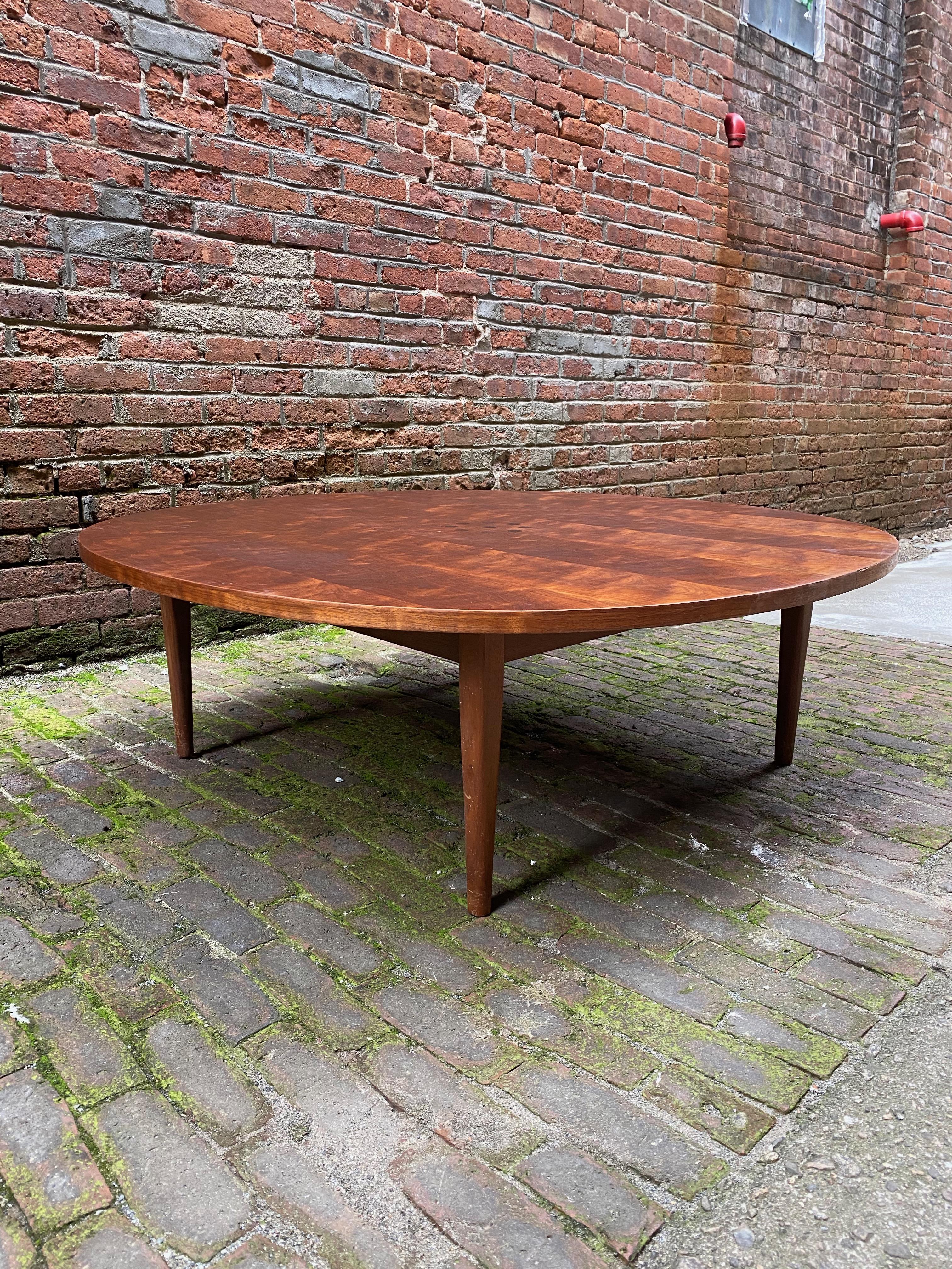 Kipp Stewart designed Drexel declaration walnut with rosewood inlay coffee table. Wonderful figured walnut veneers with round rosewood inlays, circa 1960-1970. Very good condition. Signed on the bottom. Solid walnut legs.

Measures: Approximately